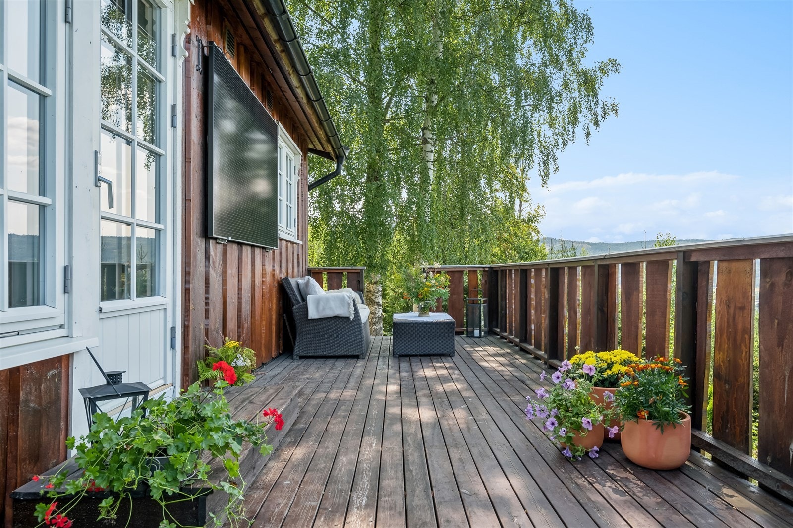 Terrassen er en ypperlig plass og nyte morgenkaffen med utsikt over Krøderfjorden. Galleribilde