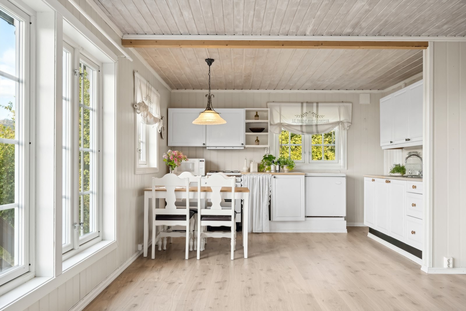 Kjøkkeninnredningen består av hvite profilerte fronter og benkeplate med nedfelt oppvaskkum i stål. Kjøkkenet er utstyrt med gasskomfyr, ventilator, kjøleskap (driftes via aggregat) og fryser. Galleribilde