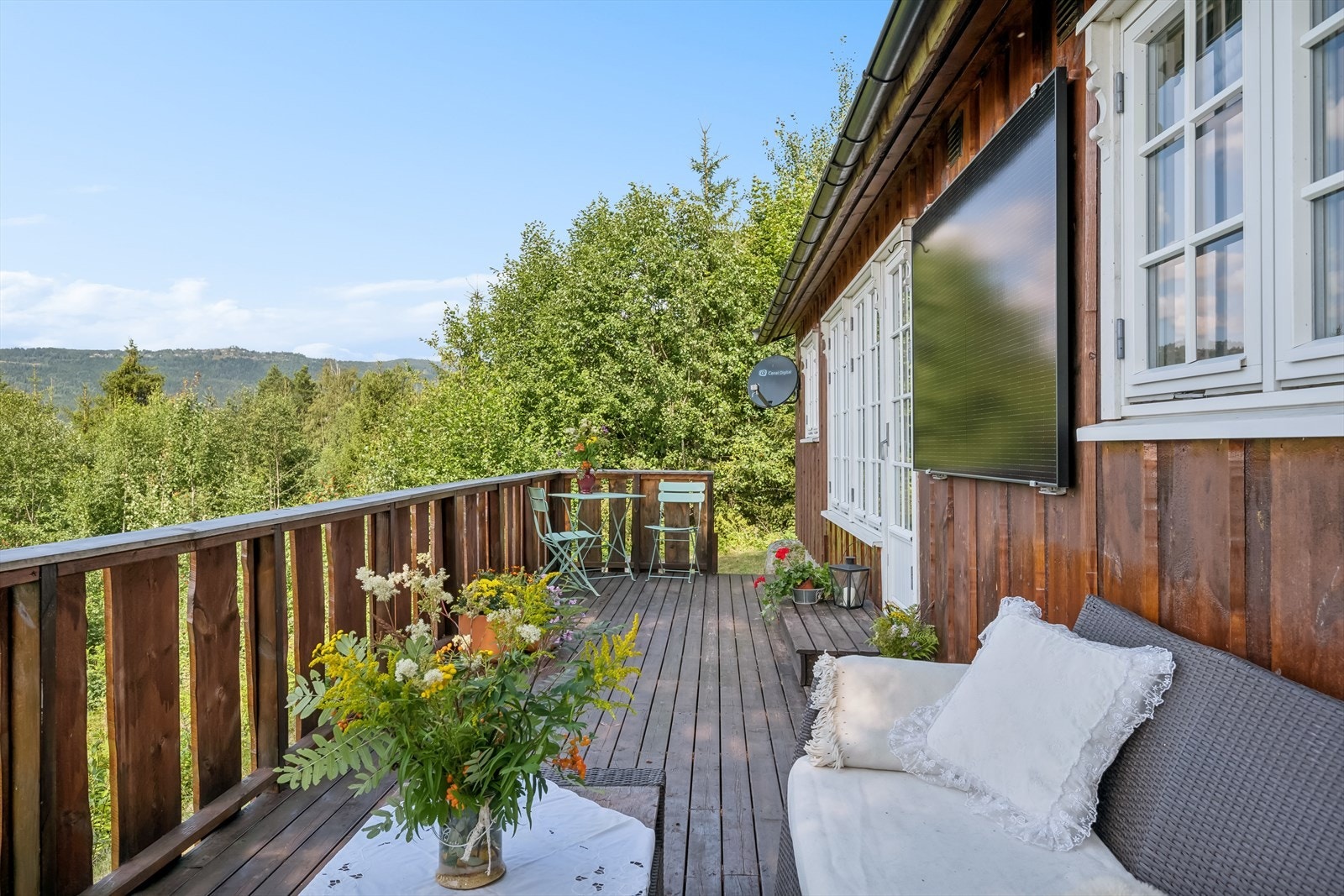 Her er det mulighet for møblering i flere soner, og det er en ypperlig forlengelse av stuen på sommerstid. Galleribilde