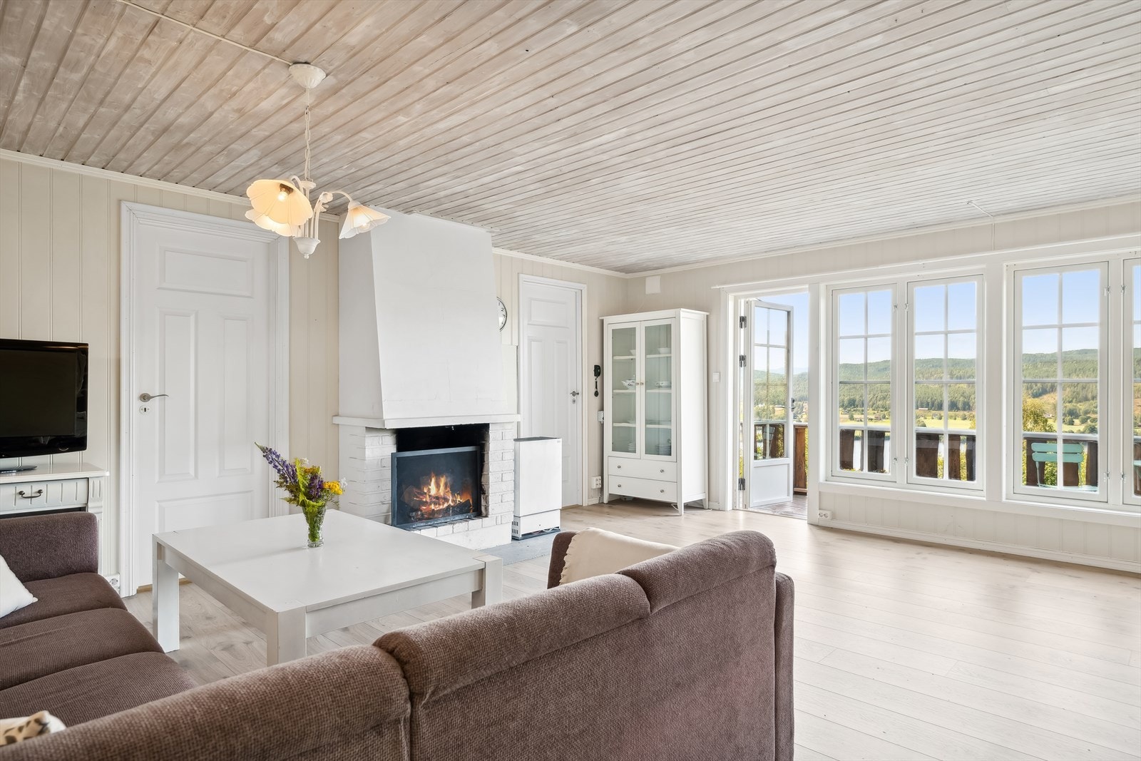 I stuen er det flere store vindusflater som gjør romfølelsen optimal. Galleribilde