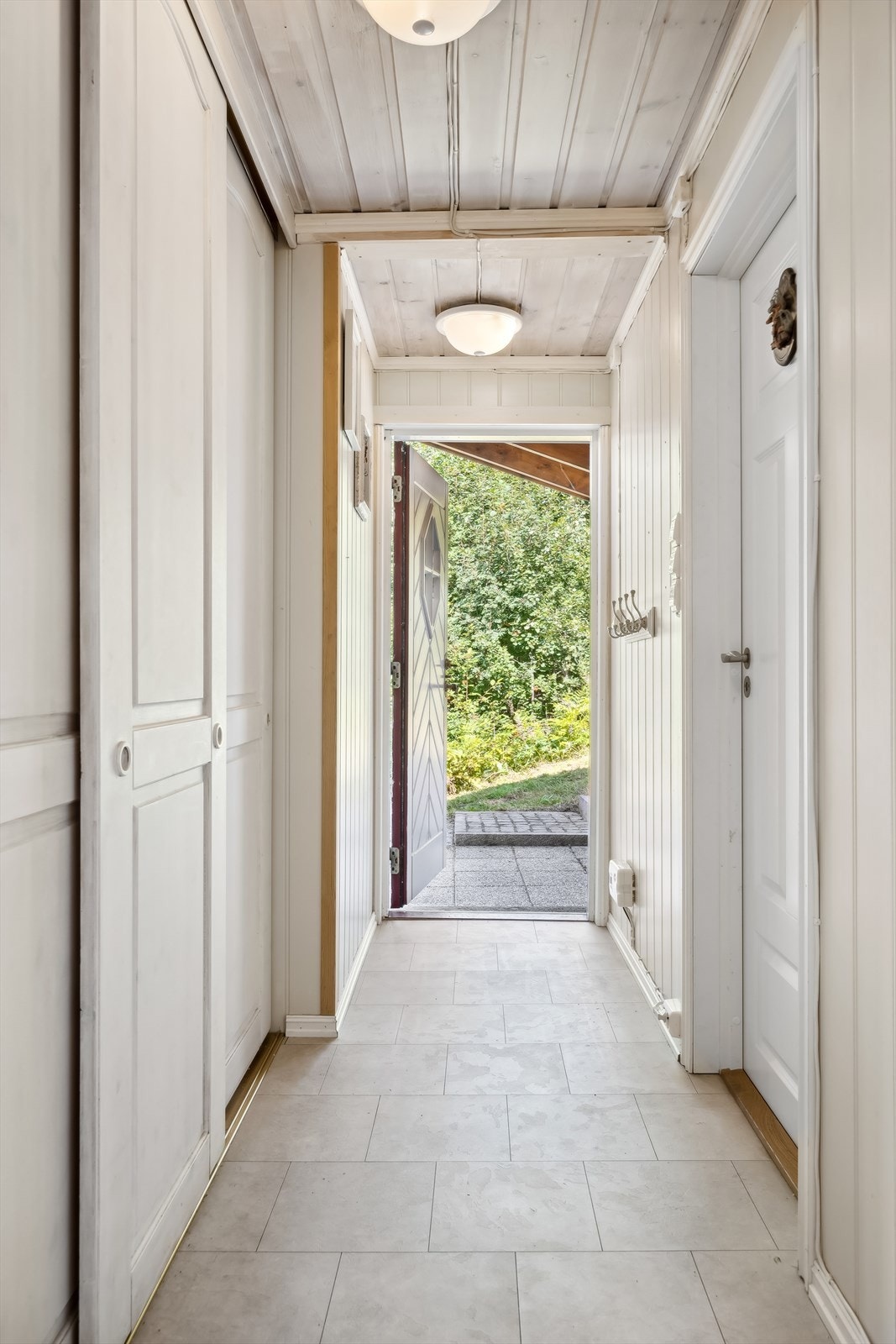 Entreen har praktisk garderobeløsning med massevis av plass til oppbevaring. Fliser med gulvvarme. Galleribilde