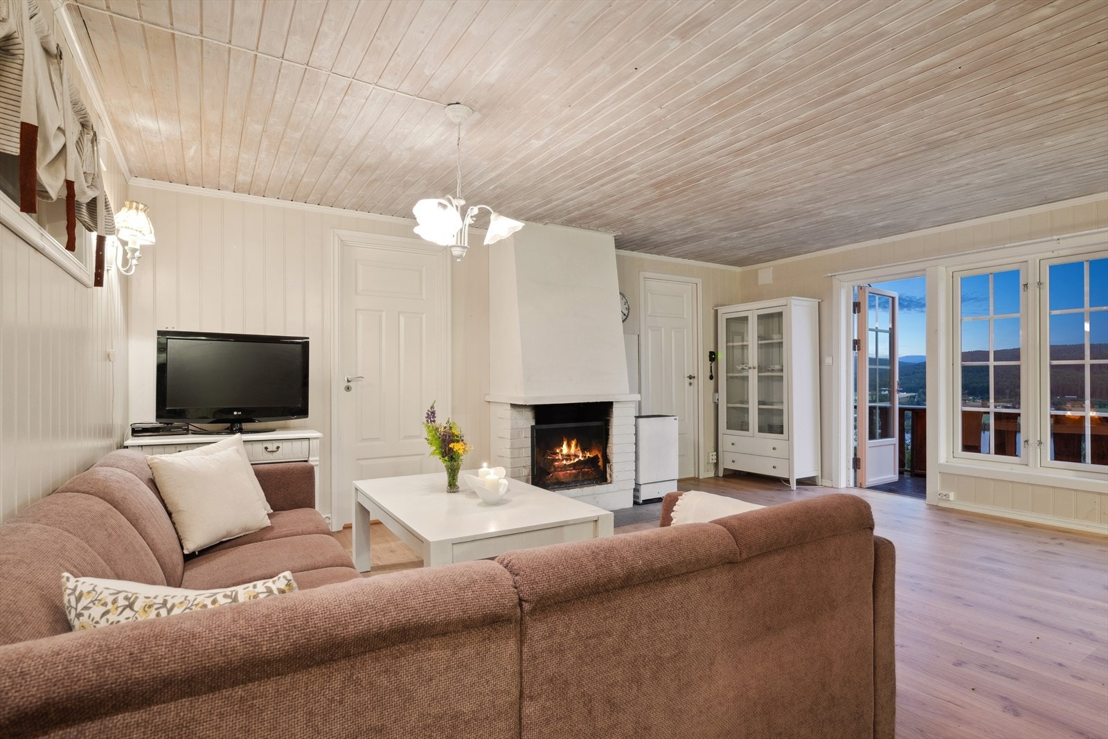 Åpen peis og Wallas parafinovn (appstyrt) i stue. Galleribilde