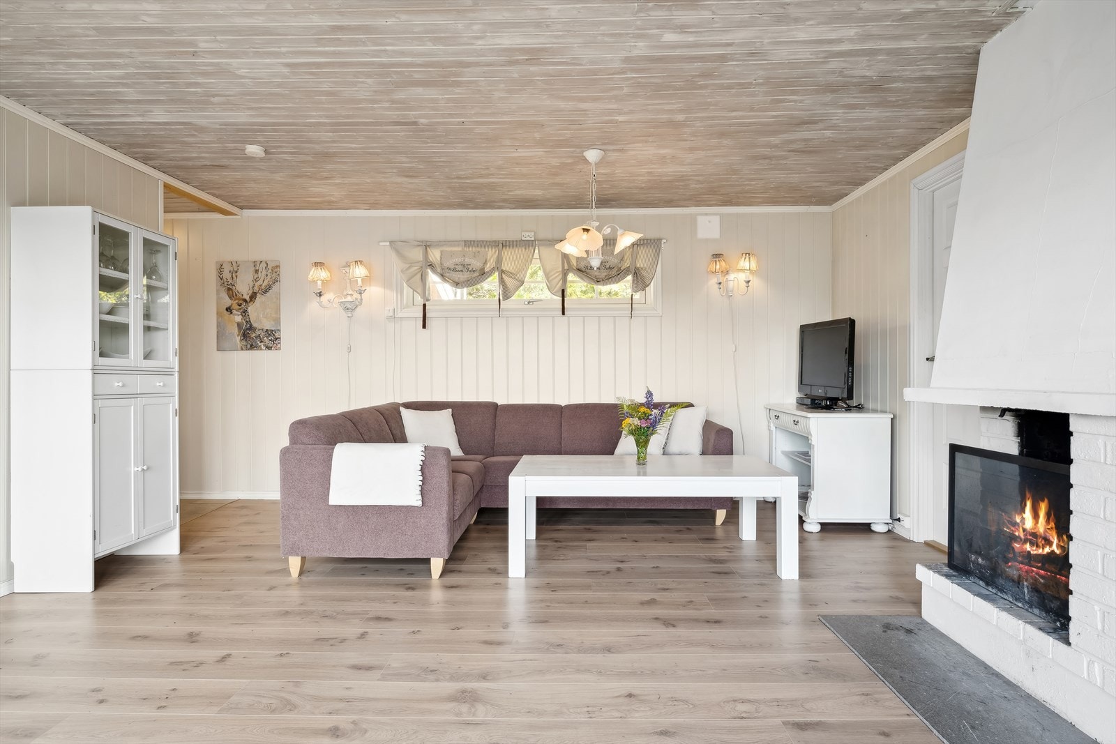 I stua er det flere gode møbleringsmuligheter med plass til bla. salong og spisegruppe. Stuen er også innredet med en peis som skaper en hyggelig stemning og gir god varme på kalde vinterdager. Galleribilde