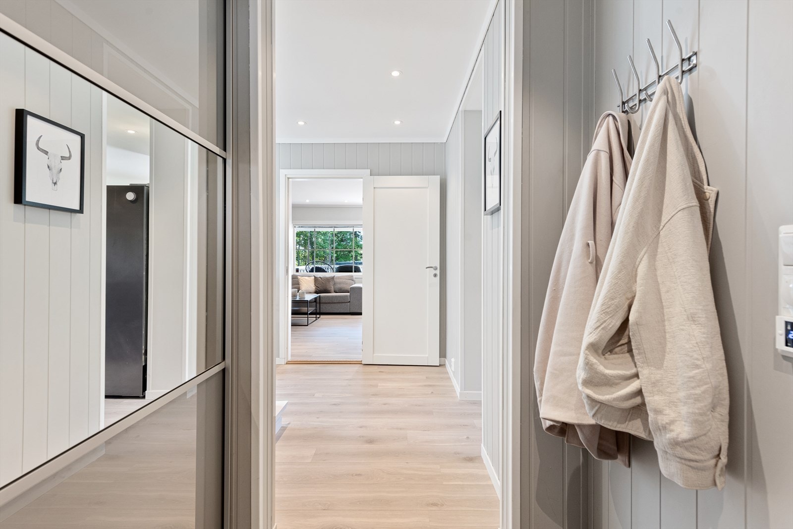 Delikat entrè med skyvedørsgarderobe. Galleribilde