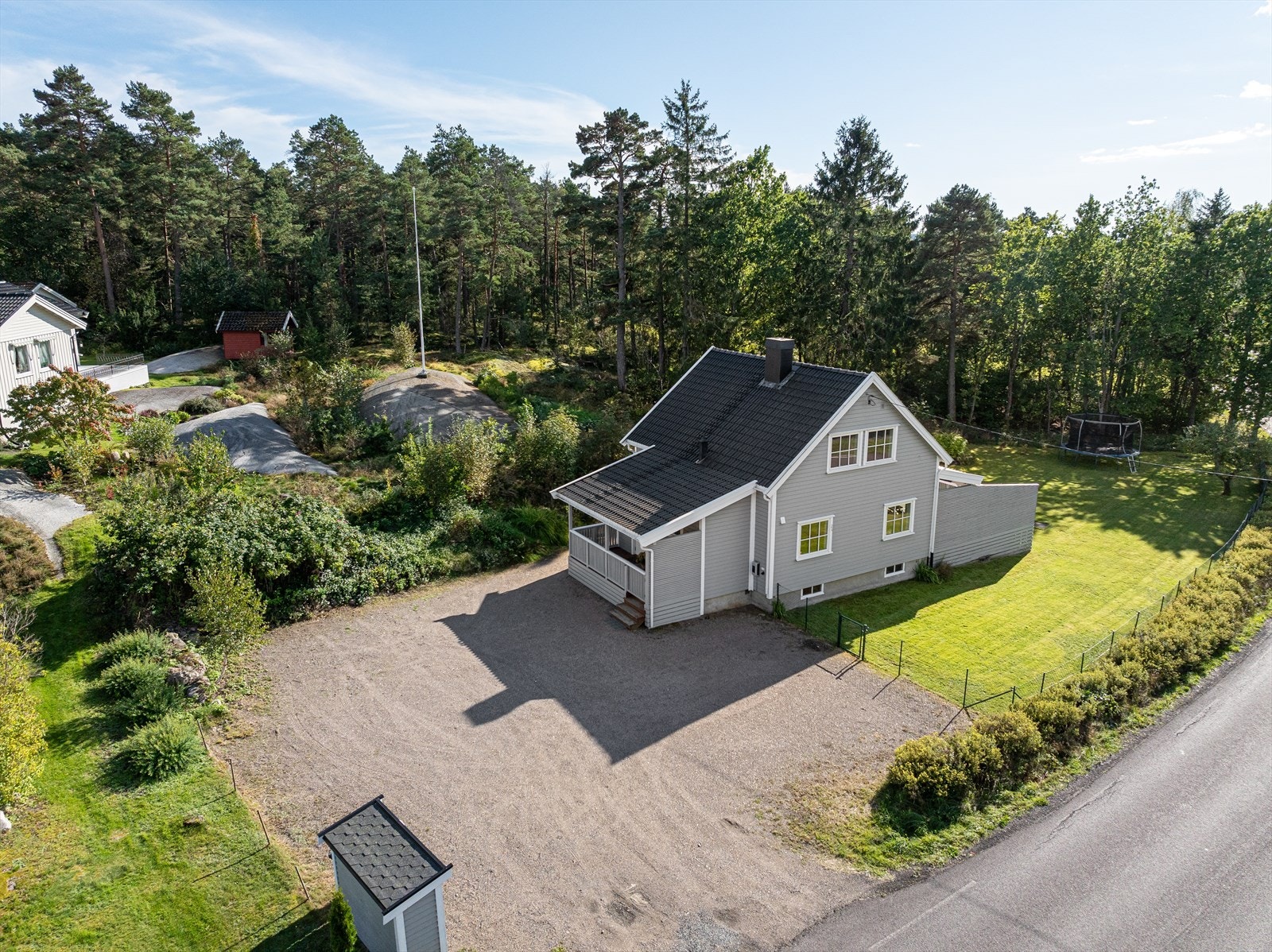 Eiendommen har en flott opparbeidet tomt med gruset gårdsrom med plass til flere biler. Galleribilde