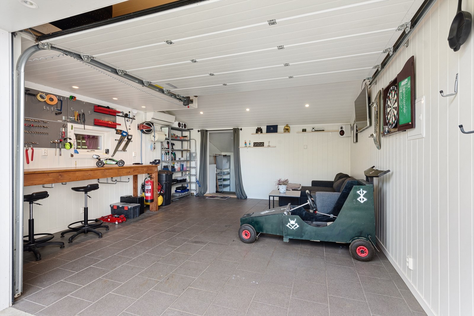 Romslig garasje/verksted med stor langringsbod i bakkant. Galleribilde