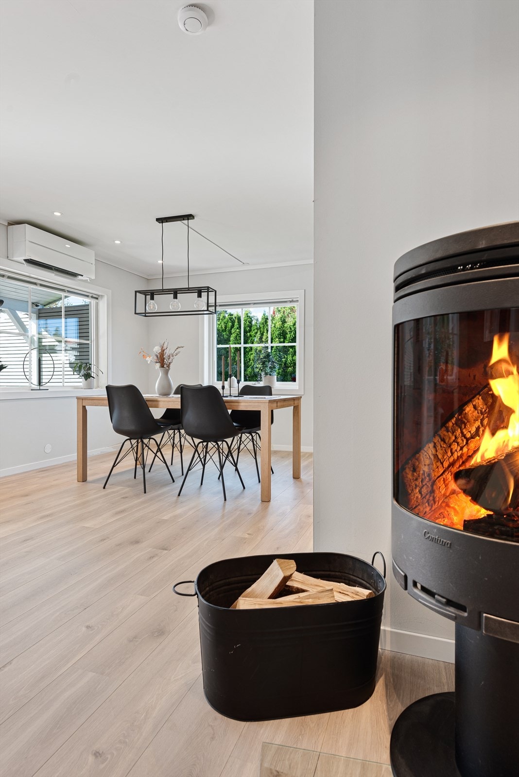 Den mest naturlige plasseringen av hjemmets spisestue er det plass til stort langbord hvor man kan samle familie og venner til hyggelig samvær. Galleribilde