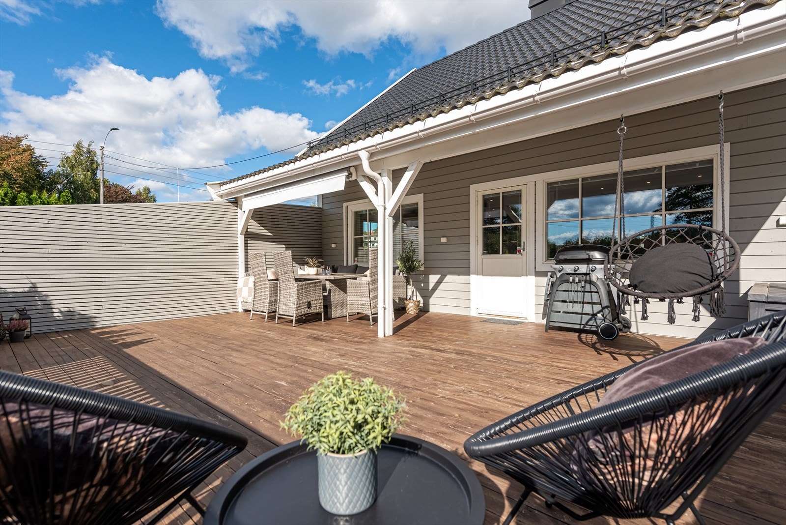 På den solrike og store terrassen har man gode møbleringsmuligheter. Galleribilde