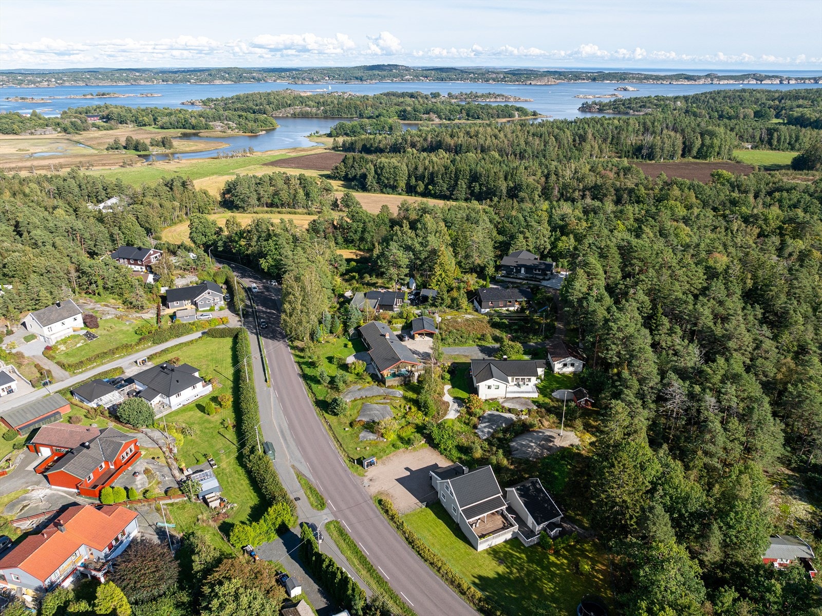Eiendommen har også nærhet til flotte turområder, samt herlig skjærgård som innbyr til bading og
sommerhygge med utallige holmer og skjær. Galleribilde