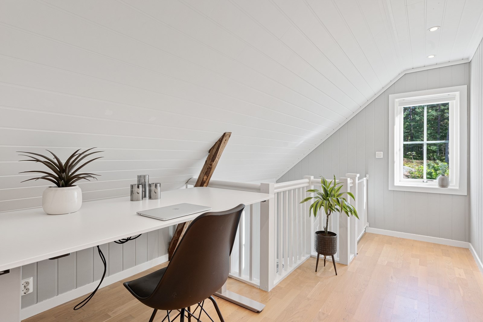 Fin og praktisk plass til hjemmekontor i gangen i 2. etasje. Galleribilde