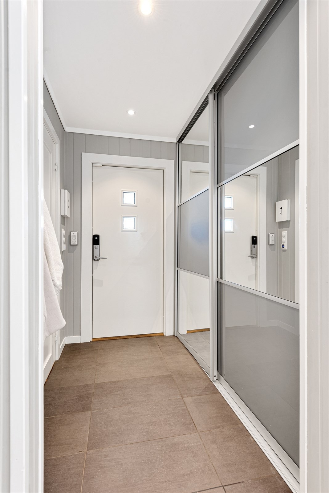 Velkommen inn i en innholdsrik enebolig med luftige rom, åpne soner og store vinduer. Galleribilde