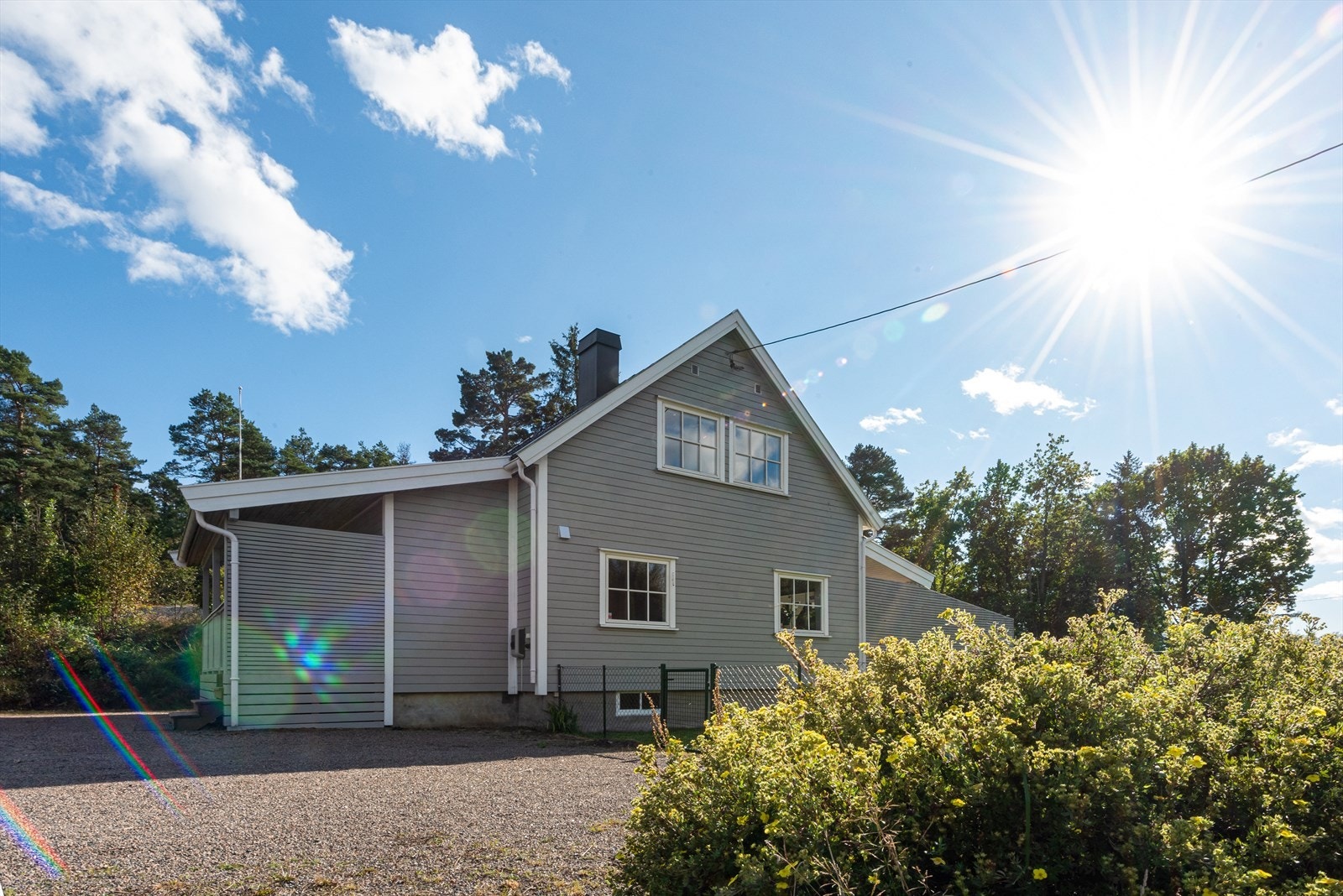 Boligen er eksklusiv og stilsikker med meget god standard, og ligger på en solfylt og pent opparbeidet selveiertomt. Galleribilde