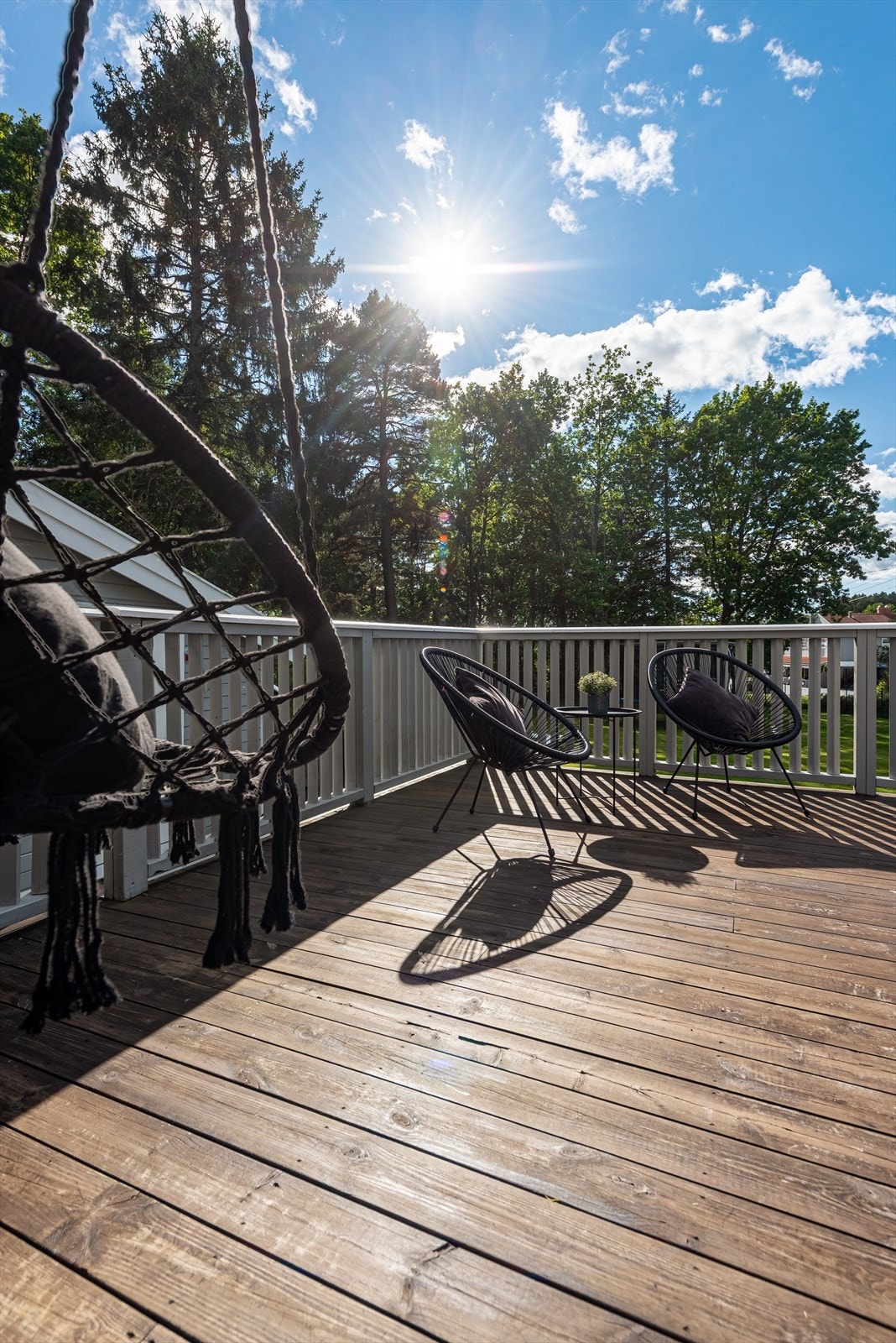 Med solen som skinner ned på uteplassen, vil du kunne nyte varme solstråler og en atmosfære av velvære. Galleribilde