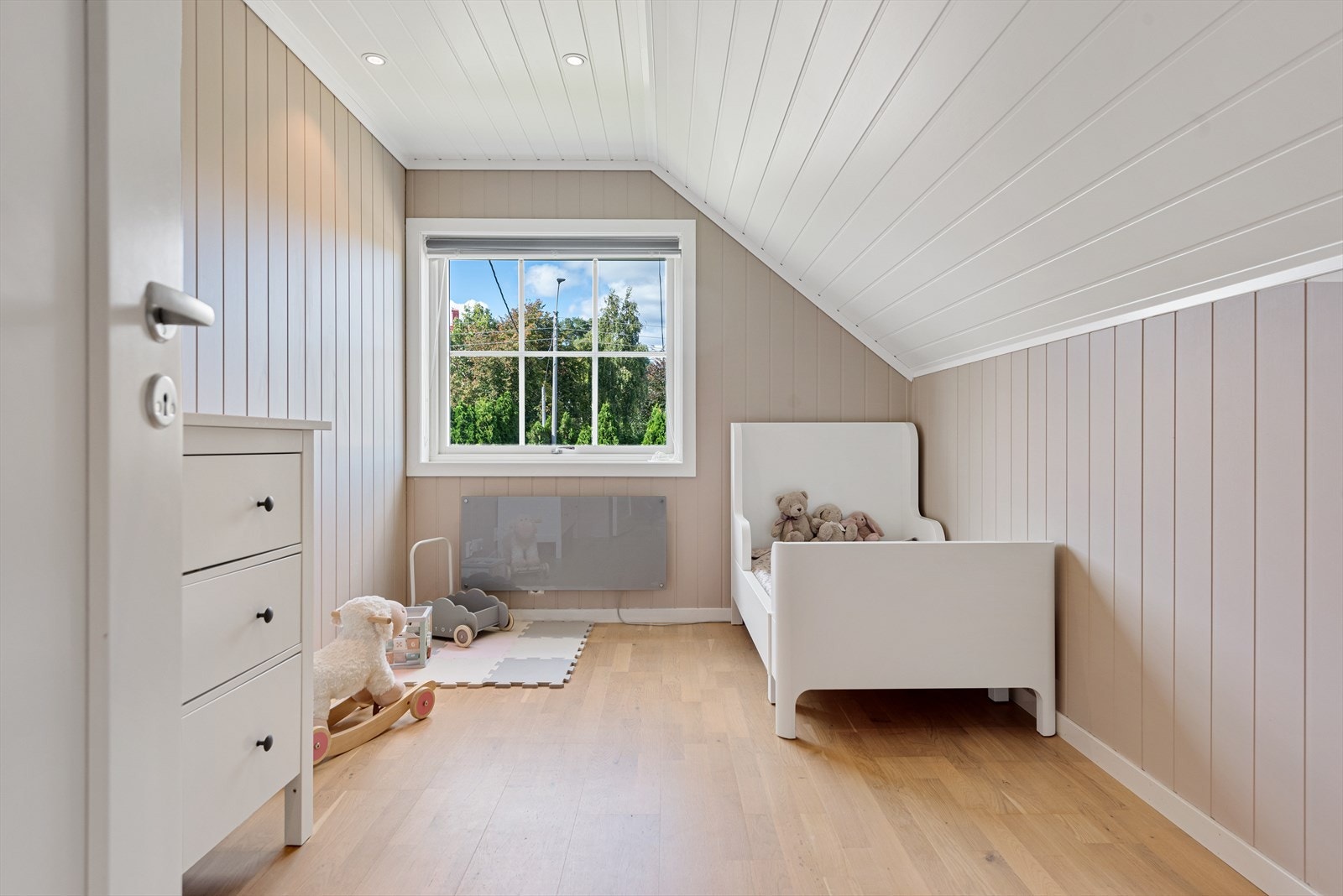 De tre soverommene er malt i moderne farger og har fin plass til soveromsmøblement. Galleribilde