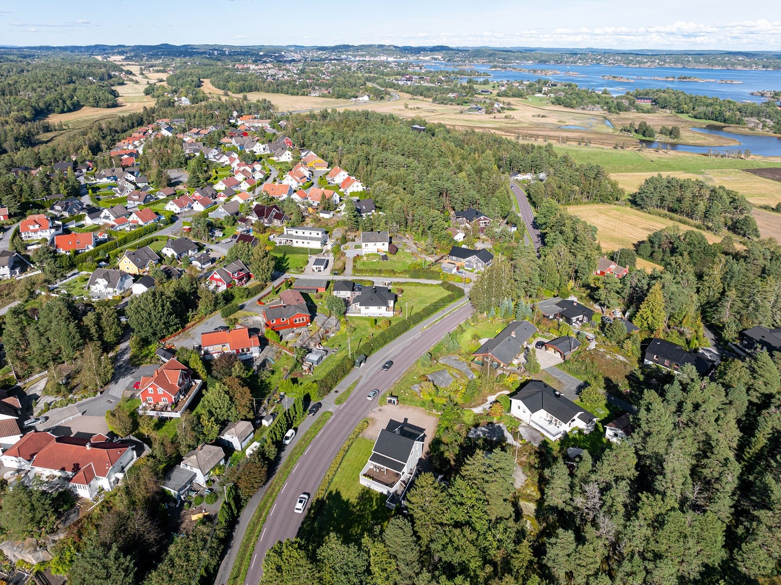 Kyststrekningen på Eftang kan gi flotte naturopplevelser, hvor du underveis finner idylliske Kjerringvik, kyststi, uberørt natur, fjell og herlige badeplasser. Galleribilde