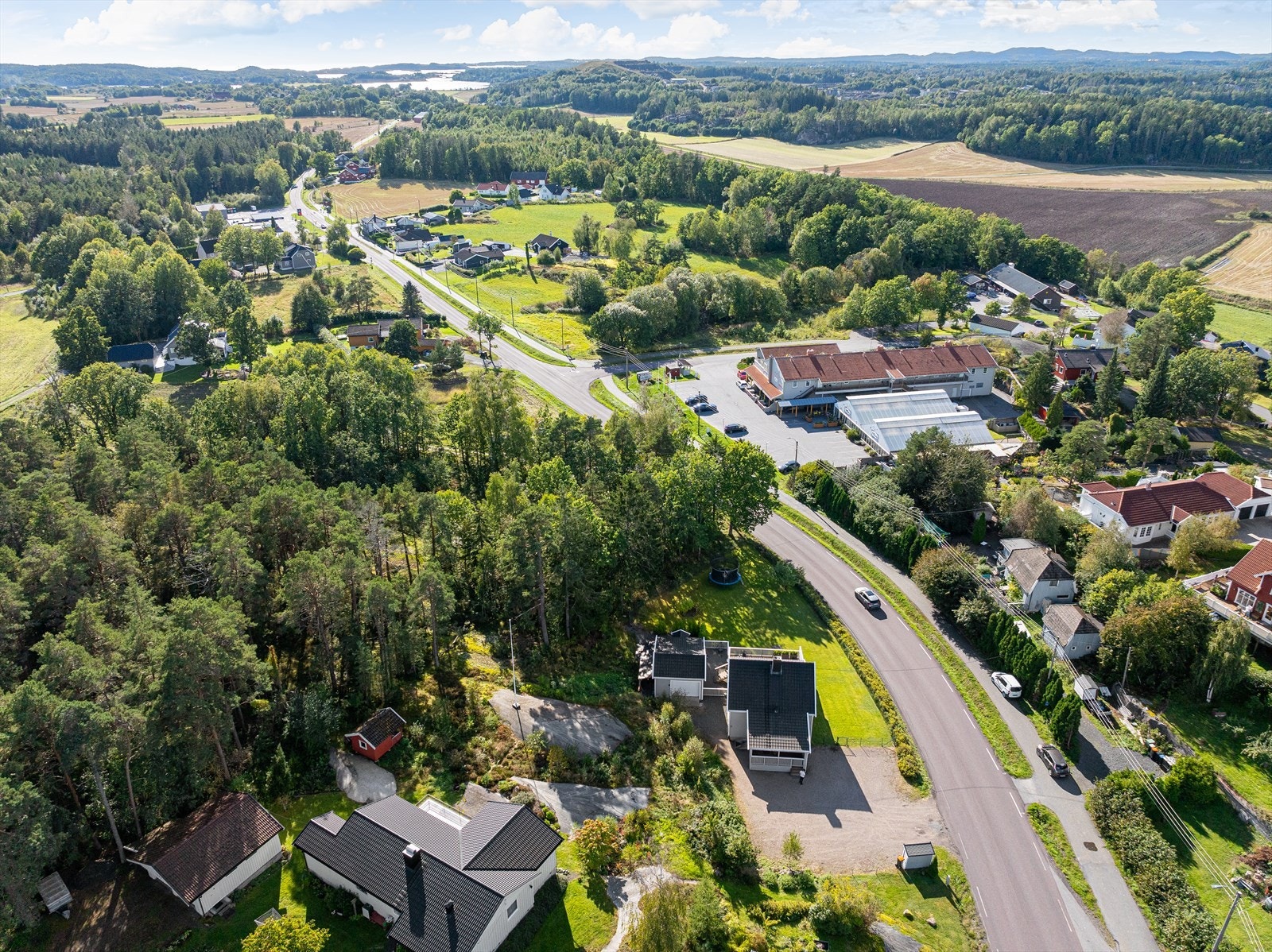 Eiendommen ligger sørvestvendt i et etablert og rolig solrikt boligområde på Hem, mellom Larvik og Sandefjord sentrum. Det er i underkant
av 7 og 13 km til henholdsvis Sandefjord og Larvik sentrum. Galleribilde