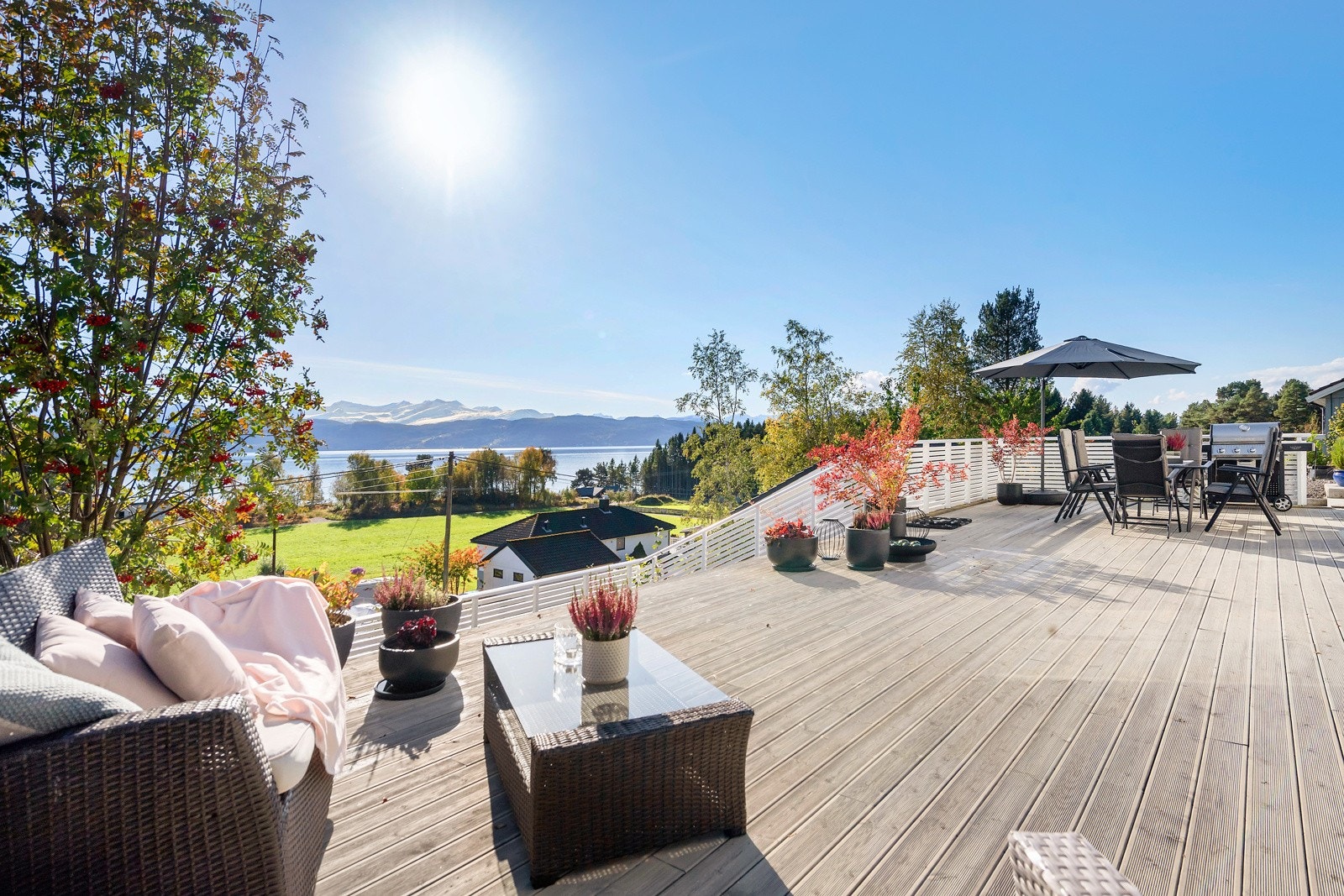 Eiendommen har en stor, sørvendt, markterrasse med nydelige utsiktsforhold. Galleribilde