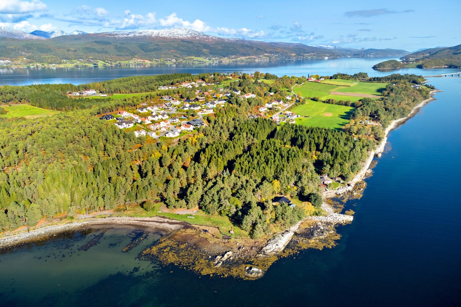 Vest for eiendommen ligger stranda "Sandvika". Galleribilde