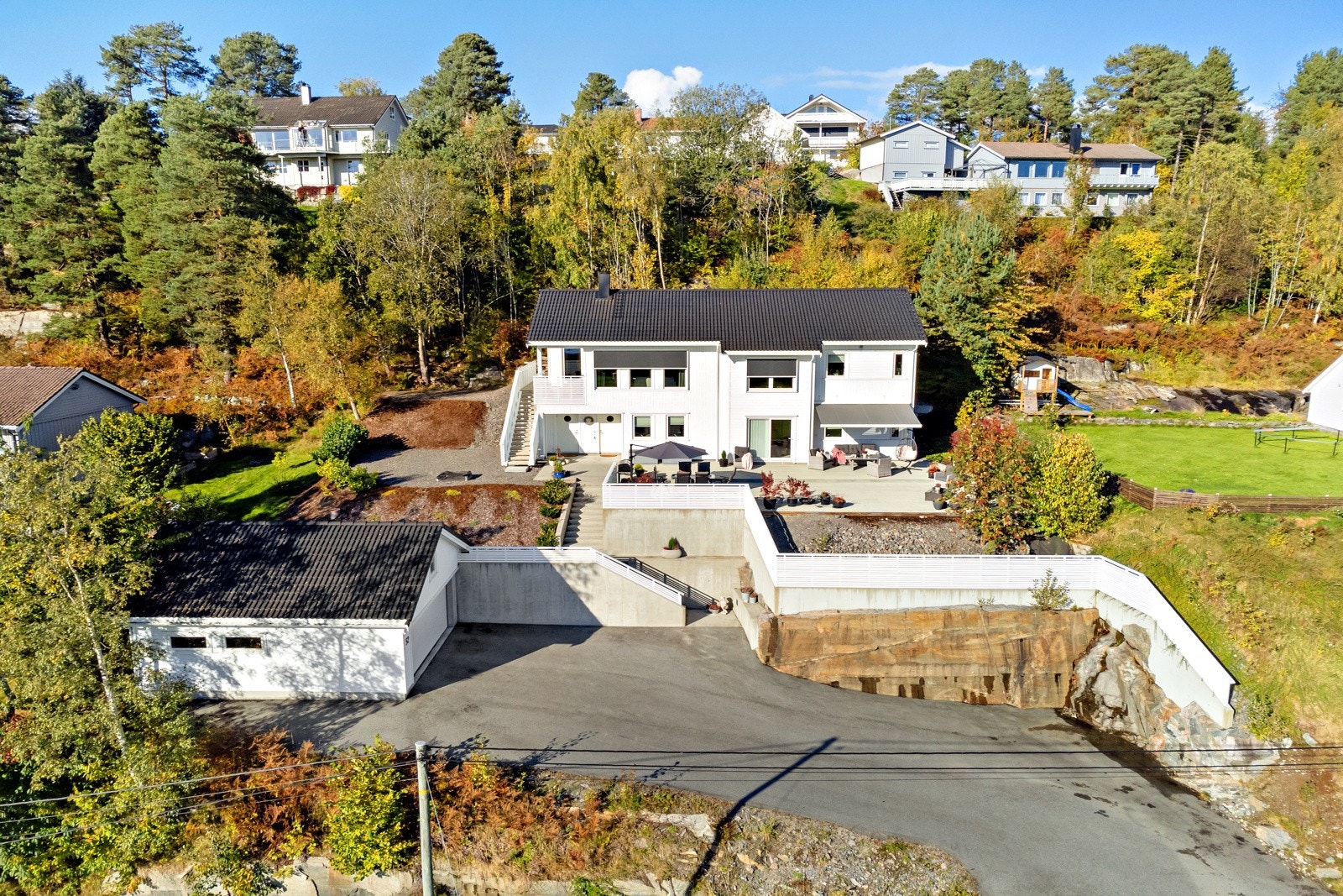 Eiendommen er flott opparbeidet med fokus på et vedlikeholdsvennlig uteområde. Like nord for eiendommen ligger boligfeltet på Bolsøya. Galleribilde