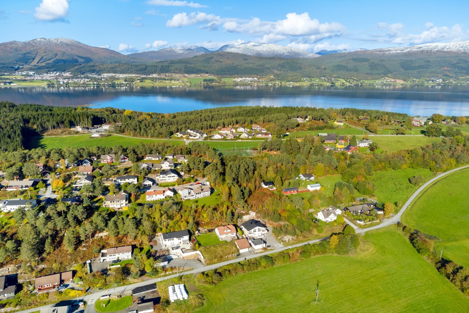 Det er gangavtsand til skole, barnehage og fotballbane fra eiendommen. Galleribilde