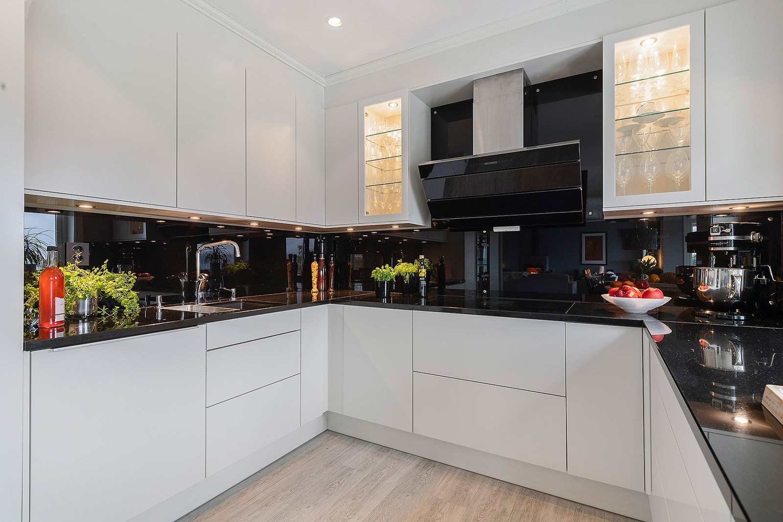 Kjøkkenet har en praktisk "U"-form Galleribilde