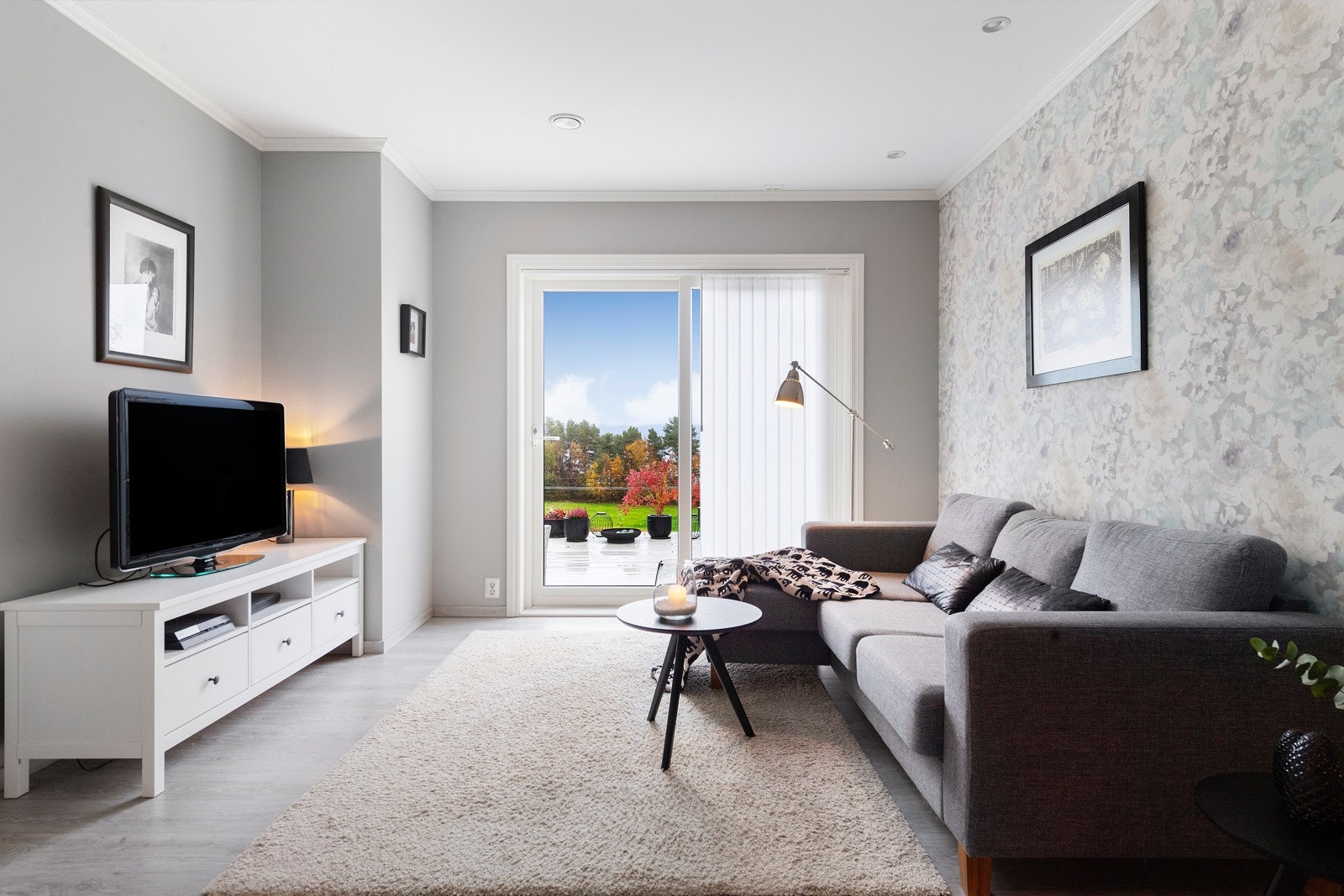 Lys og fin TV-stue i underetasjen. Fra stuen er det utgang til markterrasse. Galleribilde