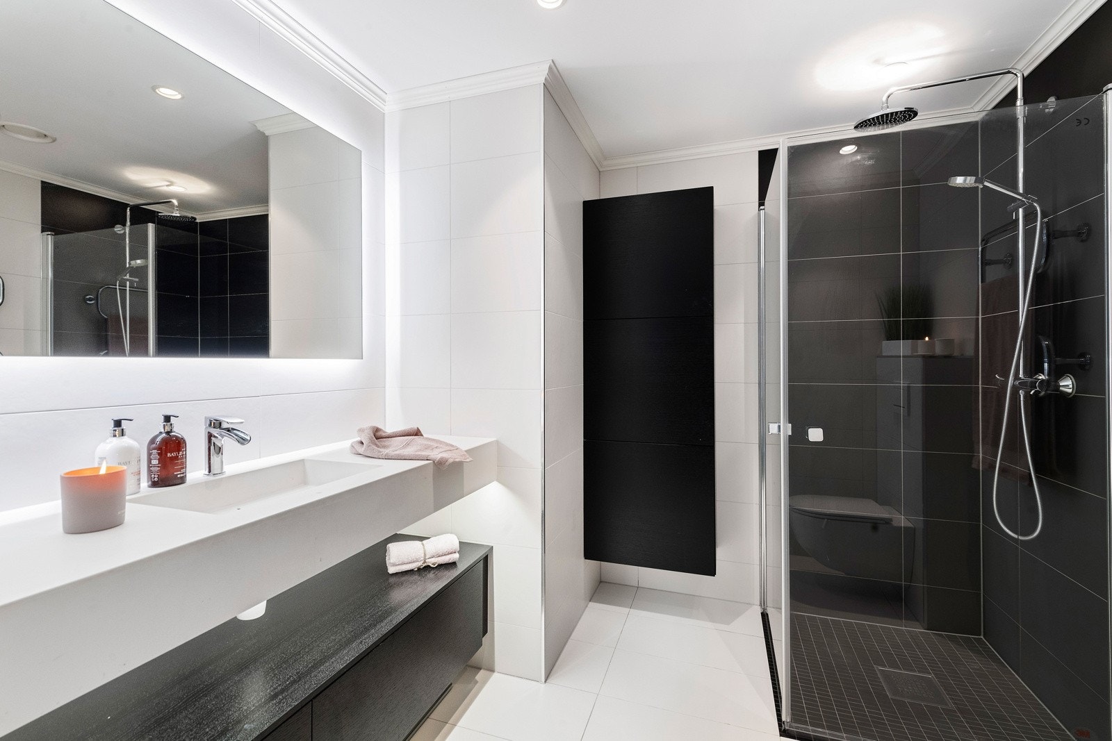 Pent, flislagt bad i tilknytning til hovedsoverom. Galleribilde