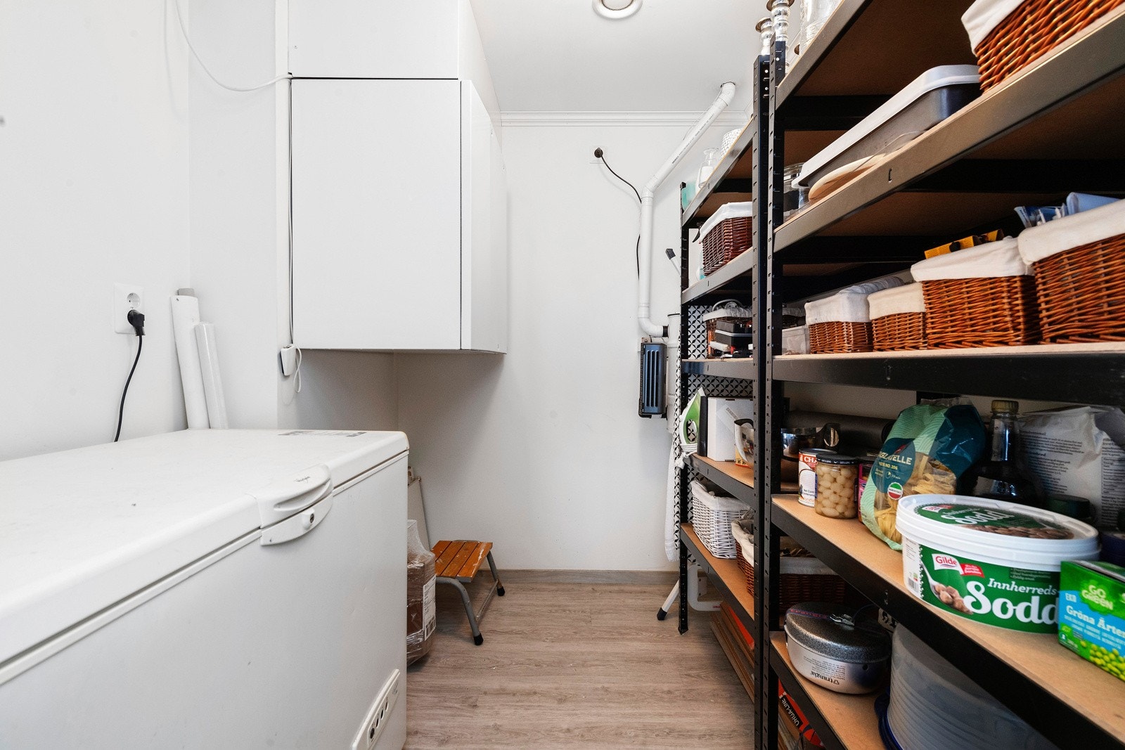 Bod/teknisk rom med god plass til oppbevaring. Galleribilde