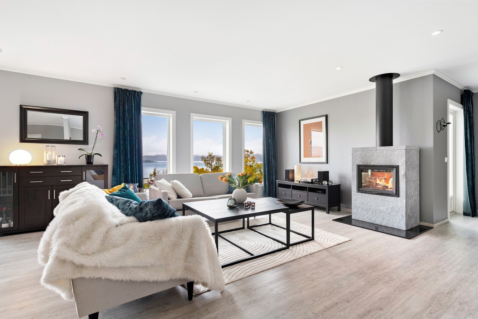 Hovedstuen ligger i 1. etasje og har god størrelse med flere "soner". Galleribilde