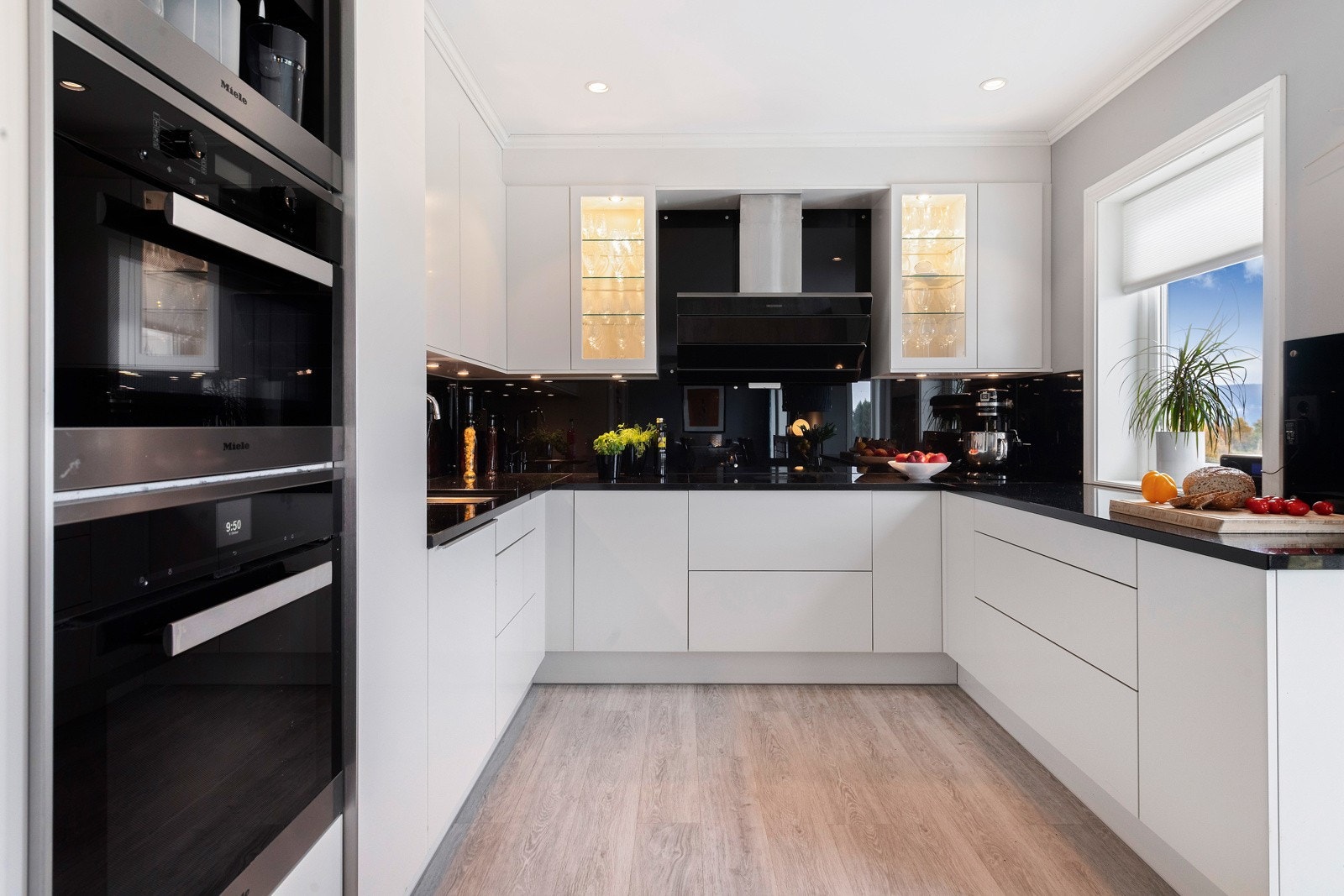Flott kjøkkeninnredning fra HTH med integrerte hvitevarer fra Miele. Galleribilde