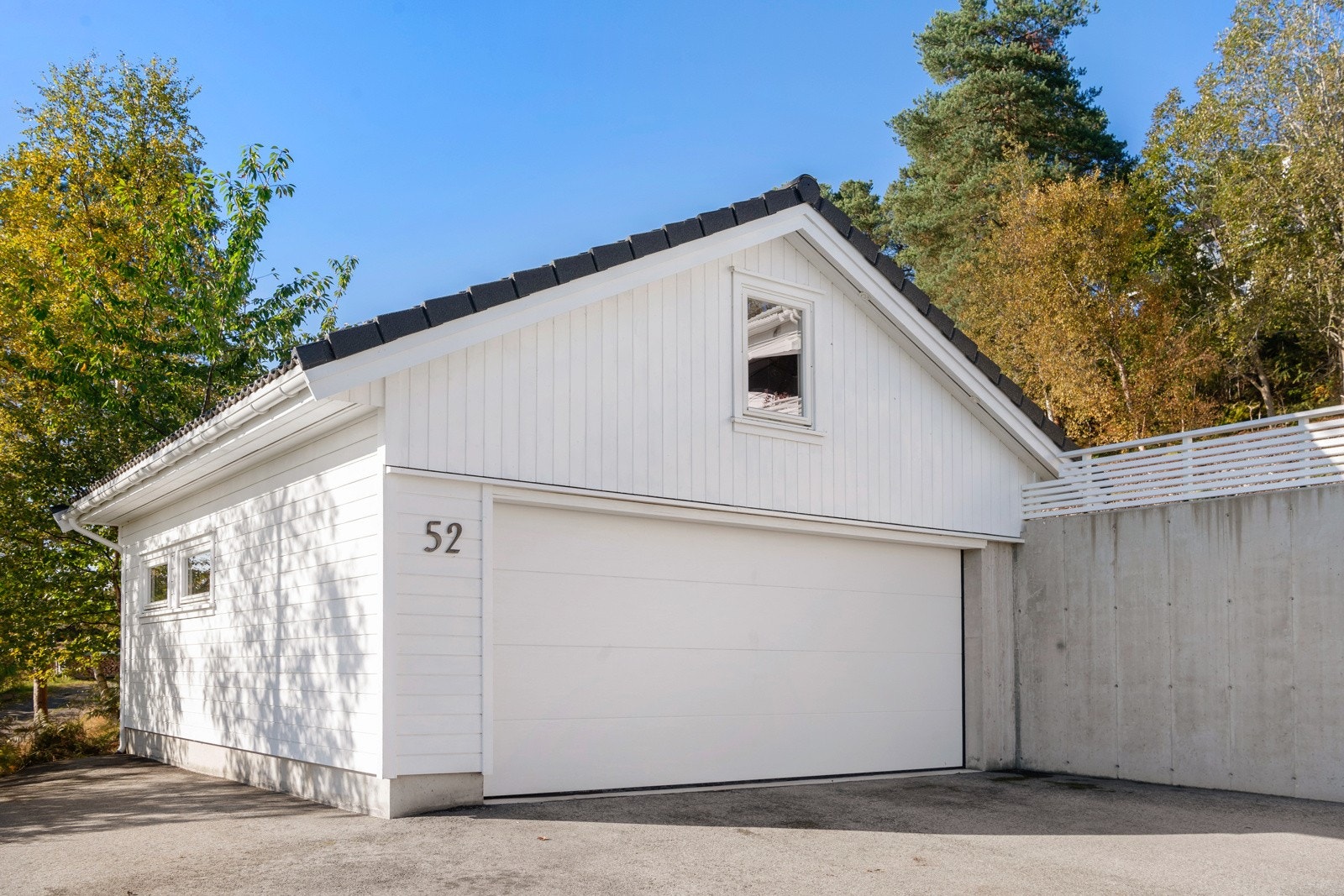 Det er oppført dobbelgarasje med lagringshems Galleribilde