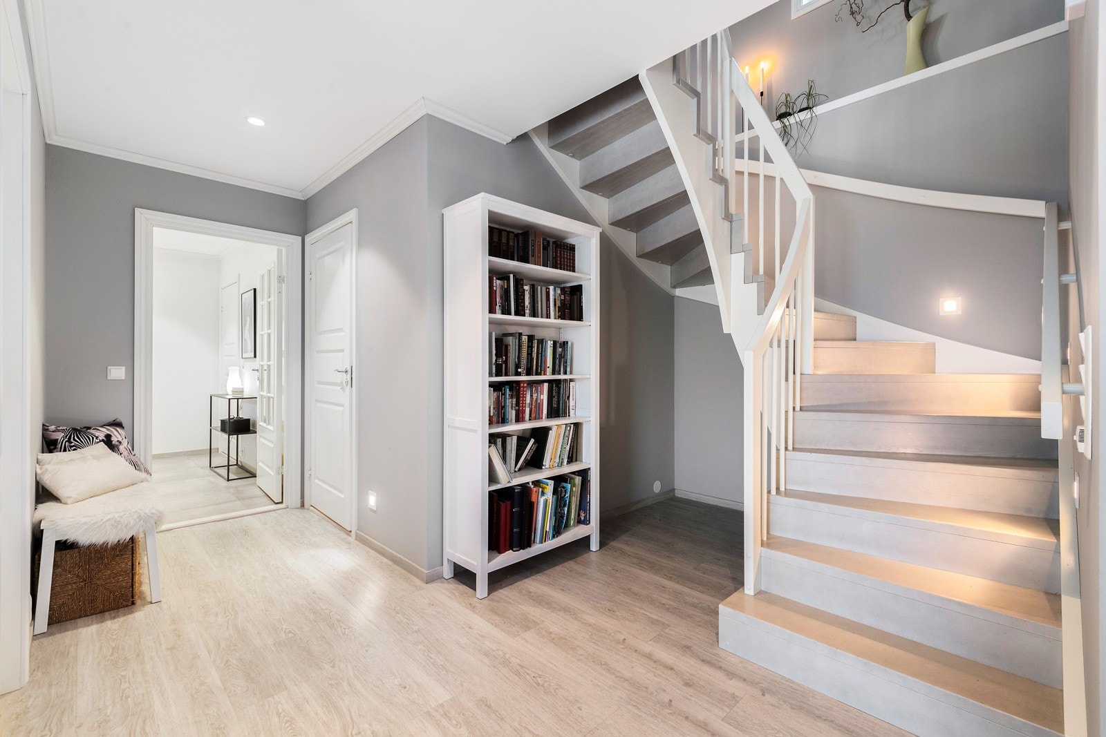 I boligen underetasje er det blant annet stue, 4 soverom og bad. Galleribilde