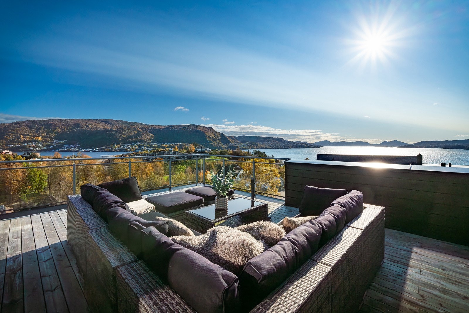 Et innbydende ende-rekkehus med moderne standard, flott sjøutsikt og gode solforhold Galleribilde