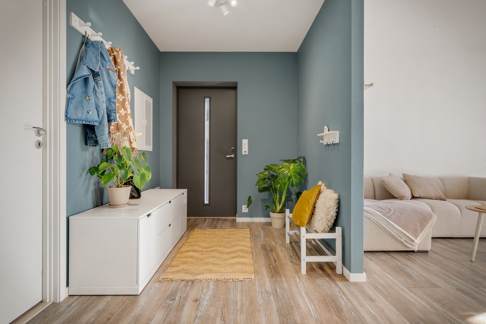 Boligens entré har god plass til sko og yttertøy Galleribilde