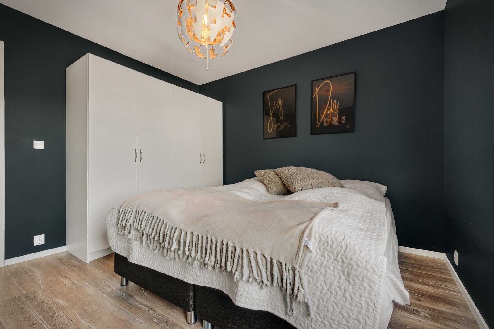 Her har man god plass til dobbeltseng med nattbord på begge sider i tillegg til garderobeløsning Galleribilde