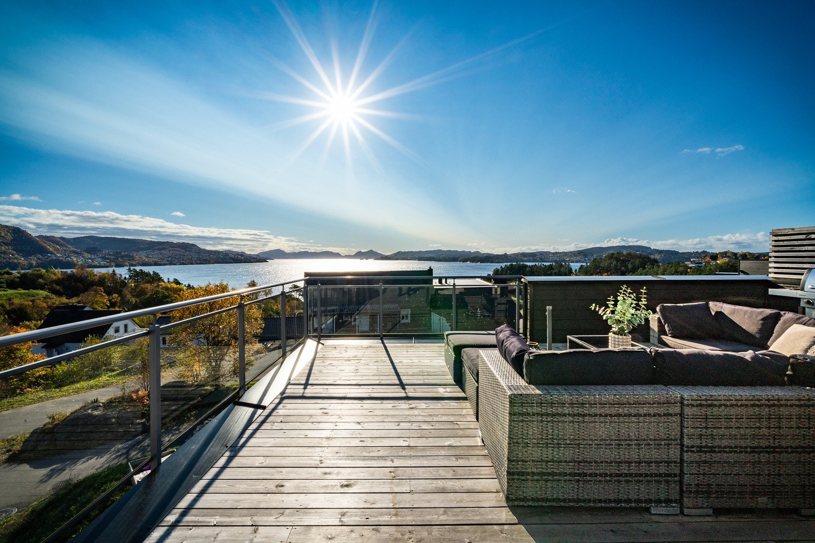 Boligen ligger på høyde i terrenget - fra takterrassen er det spektakulær utsikt i retning Byfjorden Galleribilde