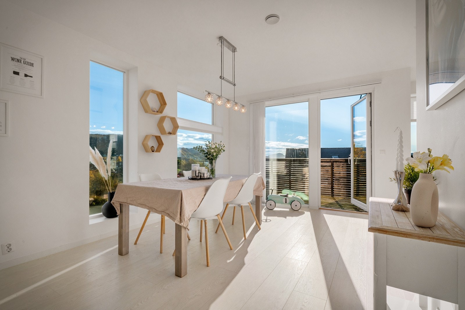 Videre er det tilkomst til etasjens andre balkong Galleribilde