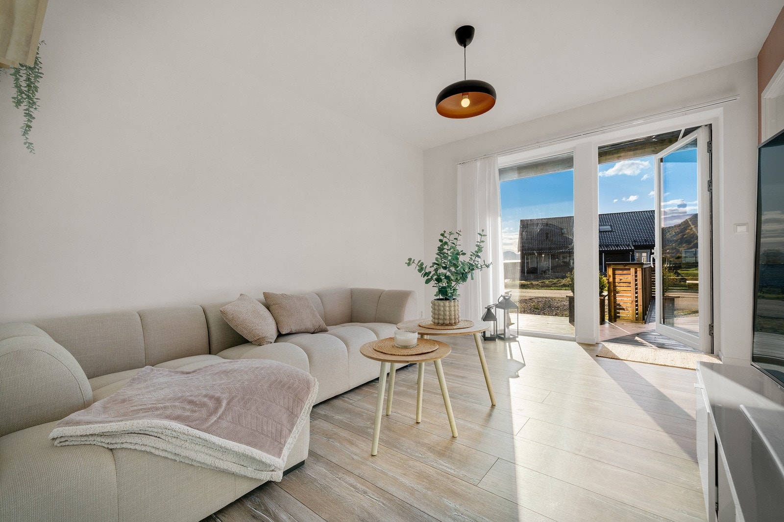 Fra stue i underetasjen er det tilkomst til mark-terrasse på ca. 25 kvm Galleribilde