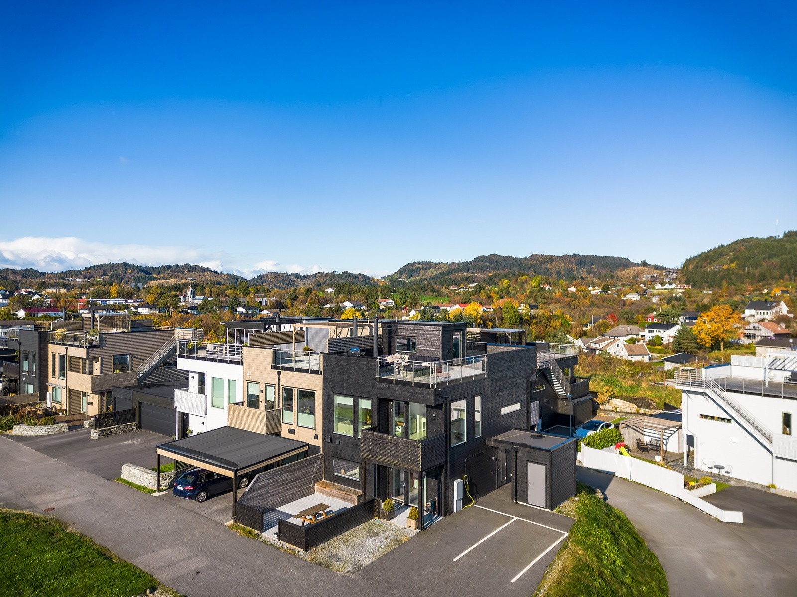 Husets fremside vender mot syd og drar virkelig utnytte av dette når solen står på Galleribilde