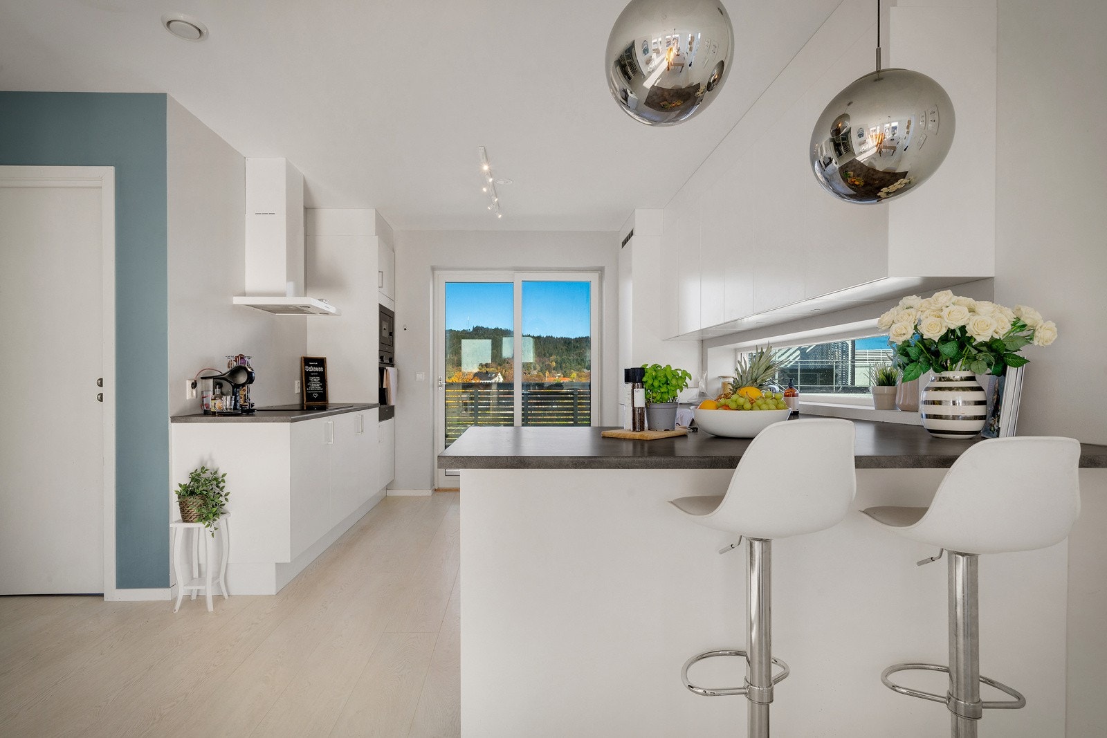 Vinduene på kjøkkenet vender mot øst og byr på morgensol. I tillegg har kjøkkenet tilkomst til balkong Galleribilde