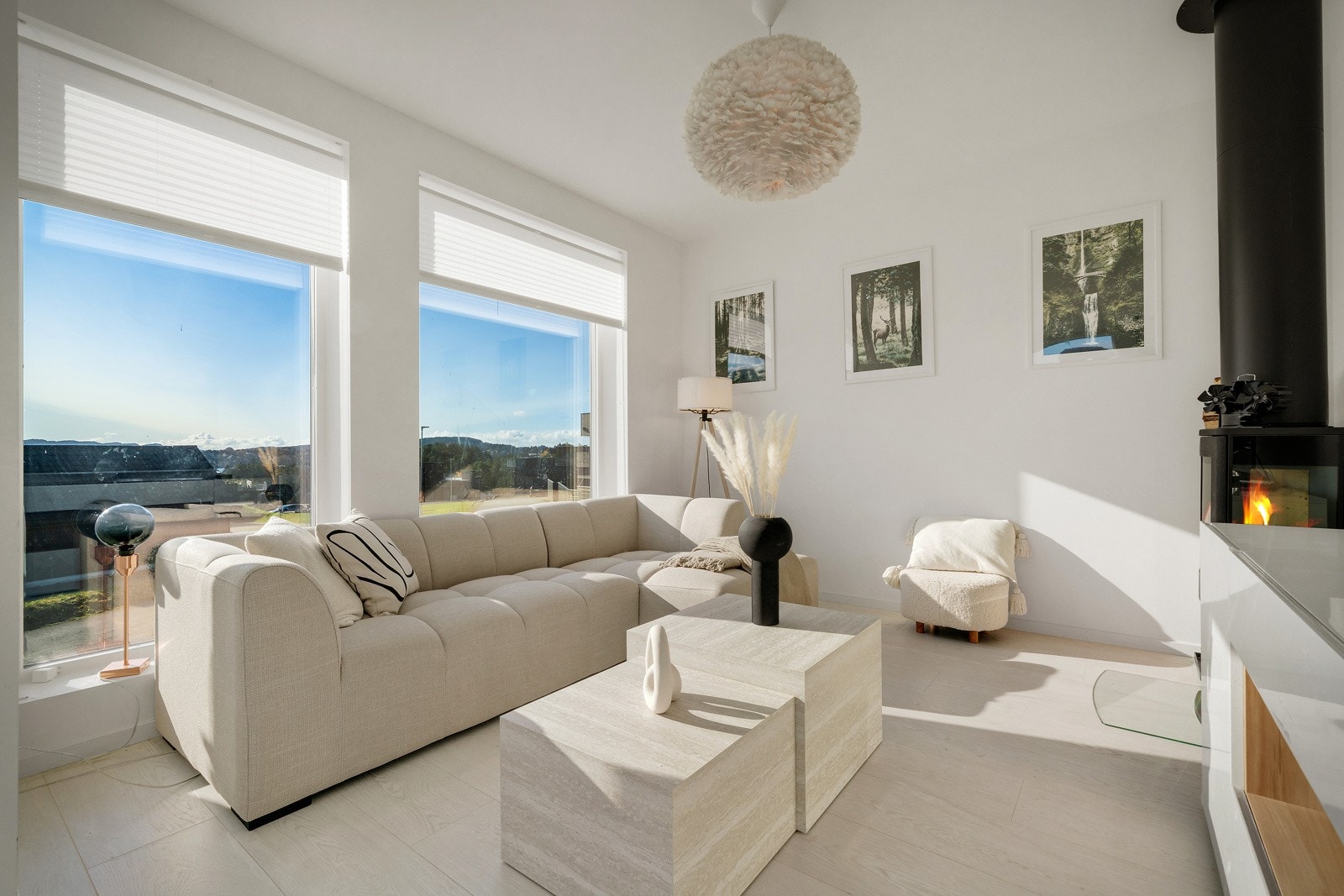 Stuen er innredet med vedovn, perfekt når temperaturen synker mot slutten av året Galleribilde