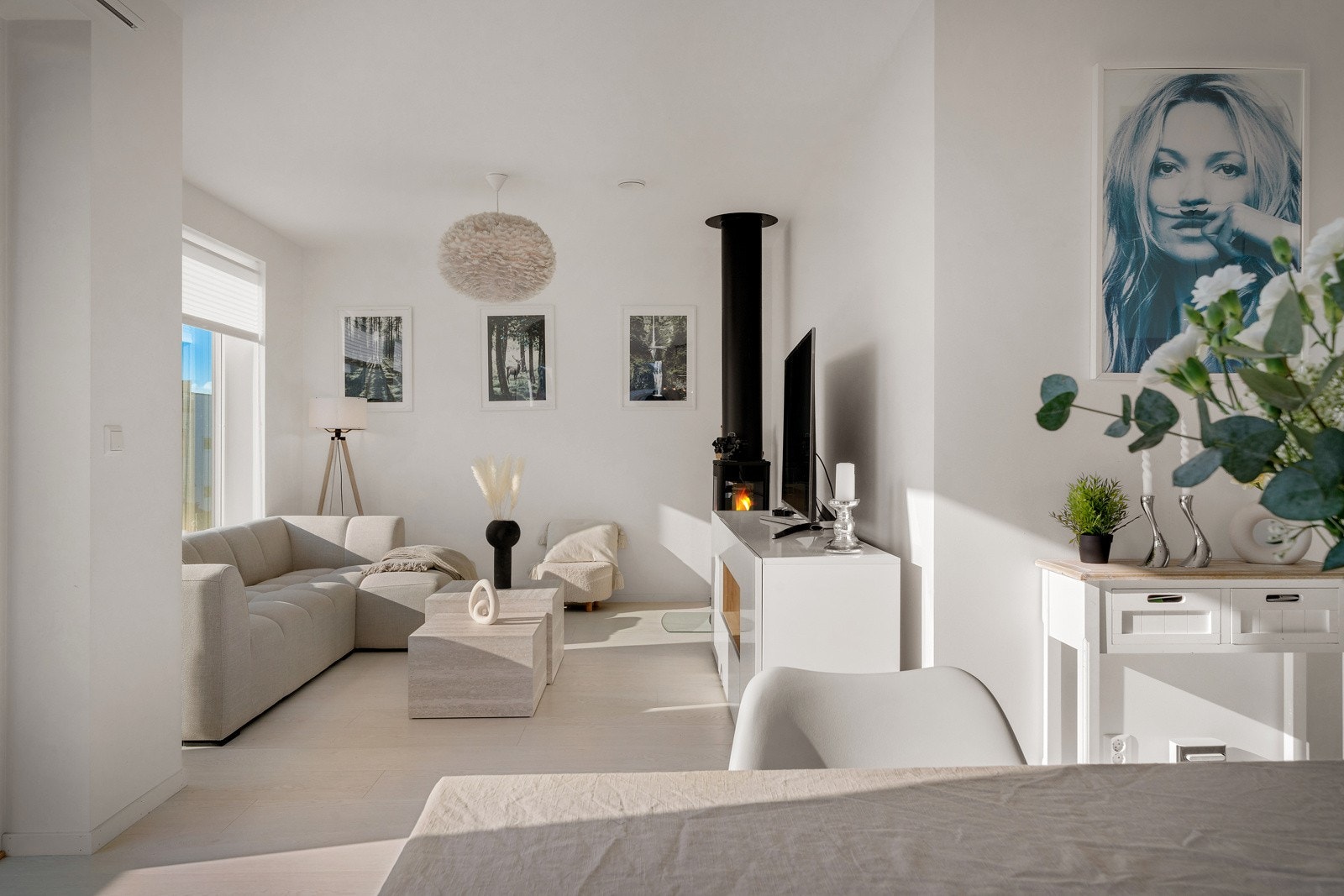 Stuen er lys og trivelig med god plass til sofagruppe og stuebord Galleribilde