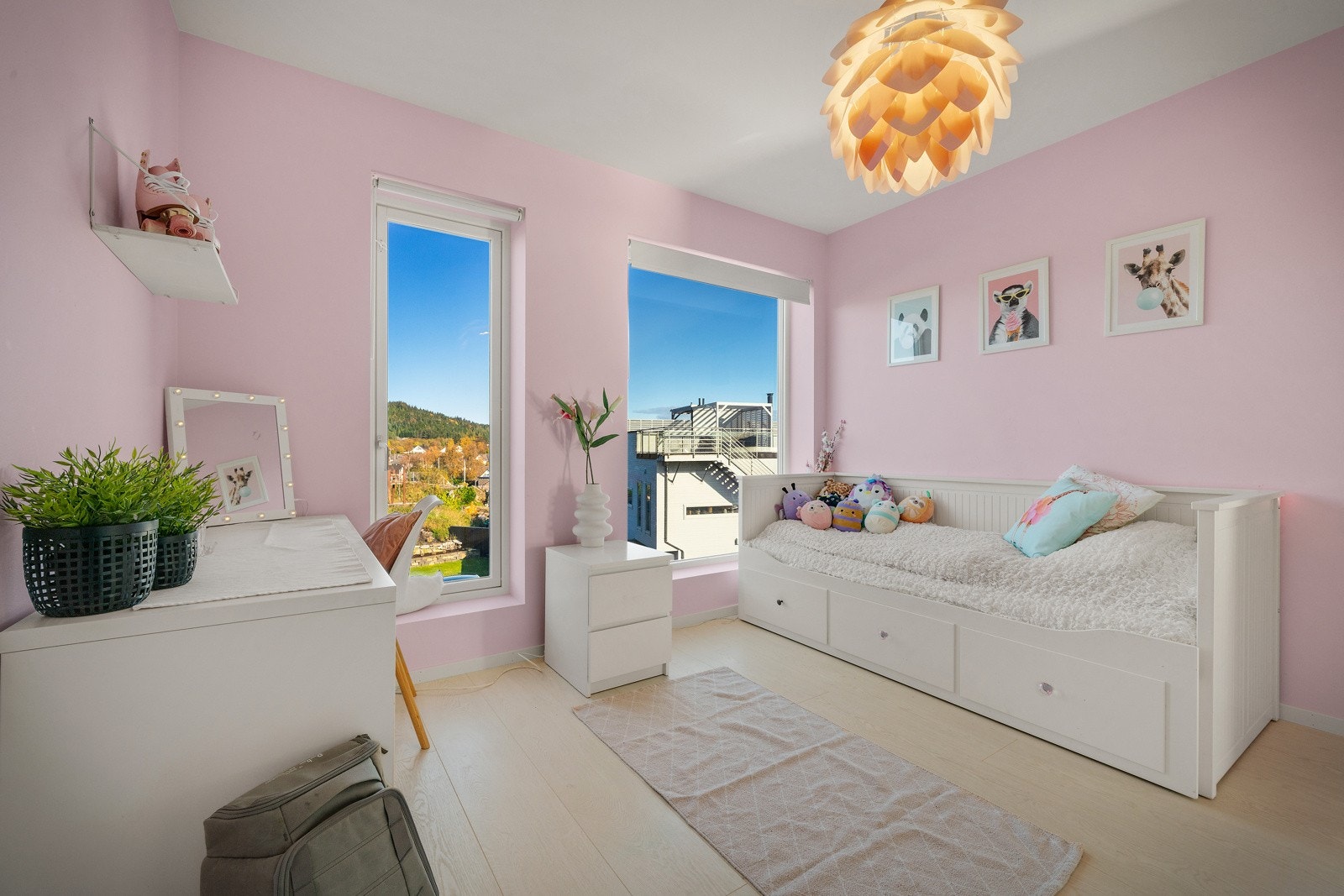 Plass til seng, garderobe og skrivepult Galleribilde