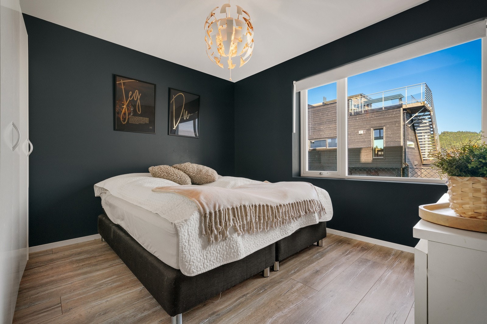 Rommet er malt i behagelige farger og utstyrt med store vindusflater Galleribilde