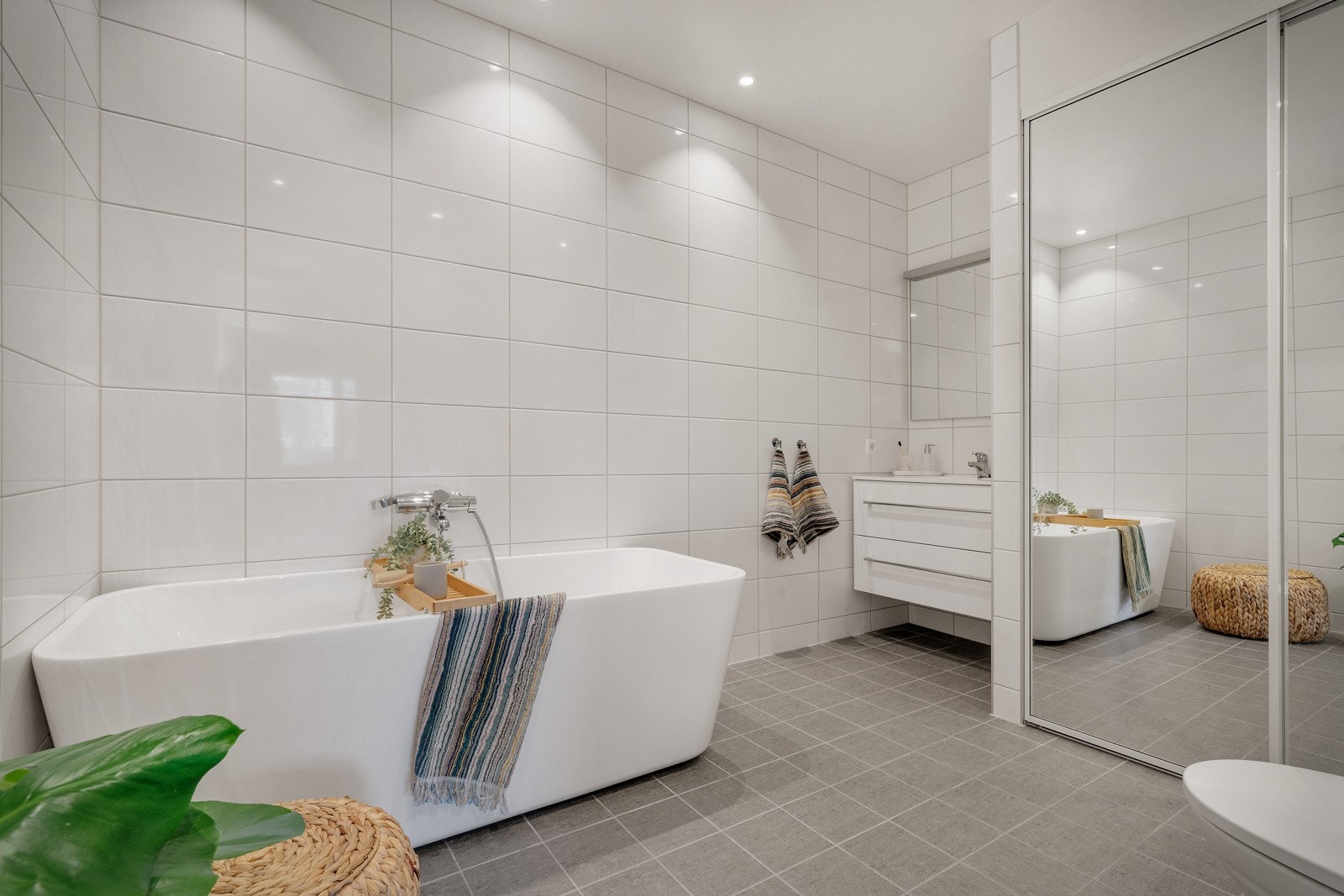 Vaskemaskin og tørketrommel stues bort bak skyvedør Galleribilde