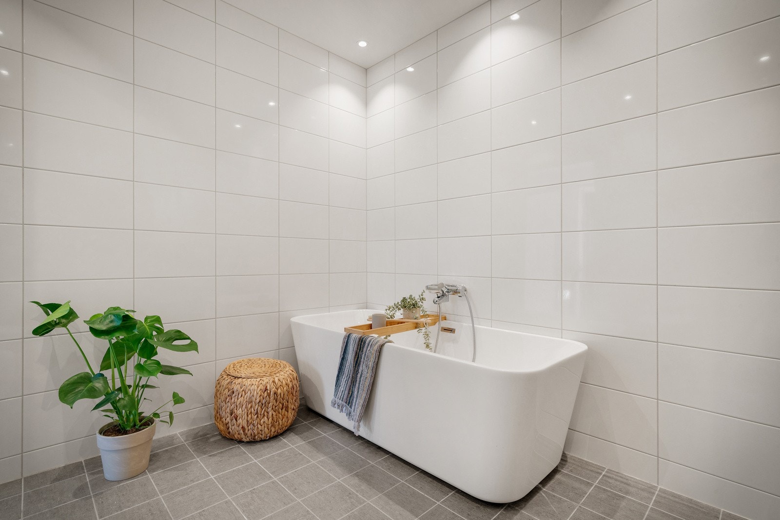 Innredet med større badekar Galleribilde