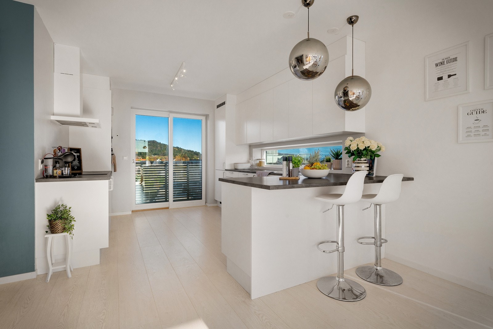 Her møtes man av en lys og luftig stue/kjøkken-løsning Galleribilde