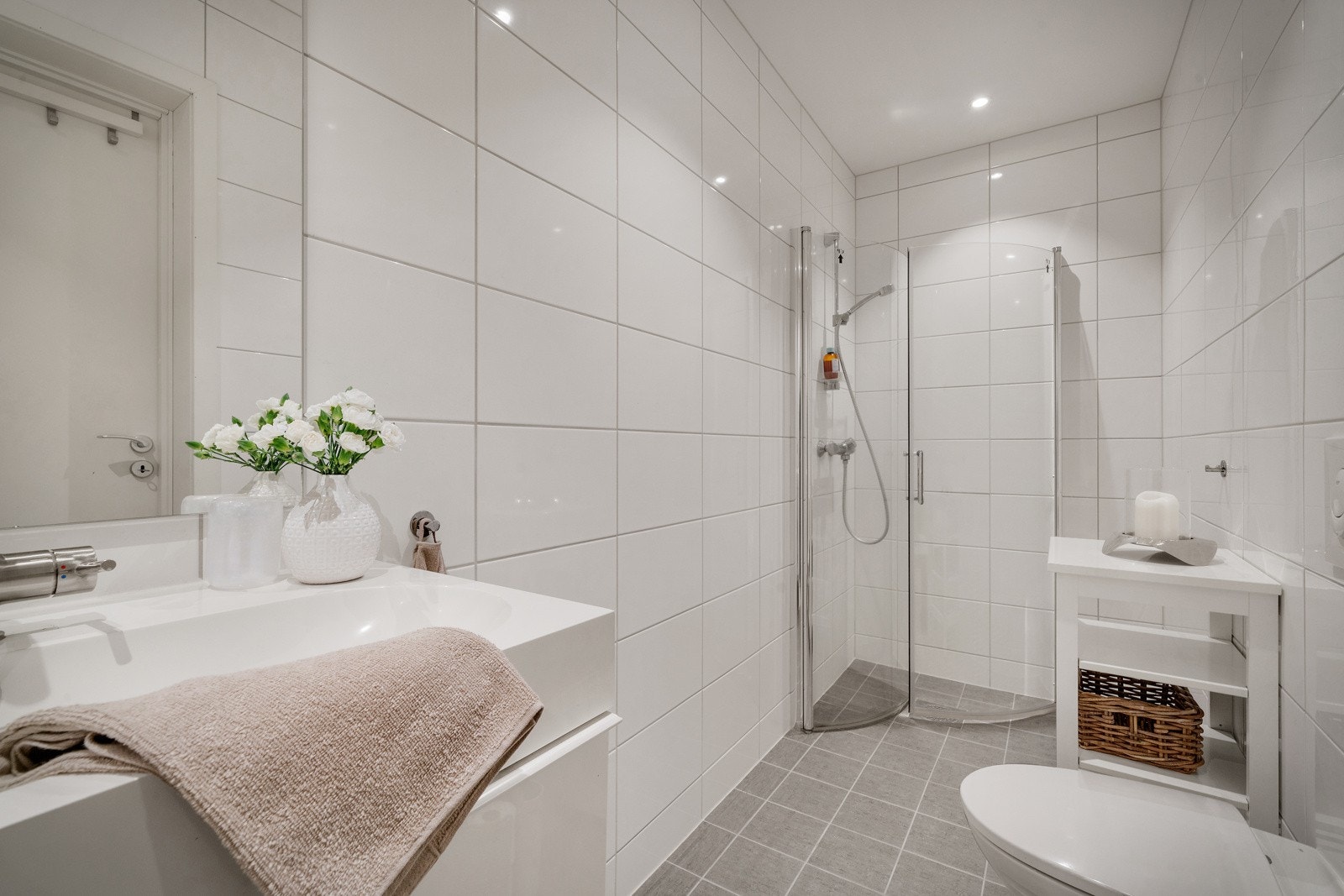 Bad i 2.etg. er innredet med dusjhjørne. Også her finner man innfelte downlights i himling Galleribilde