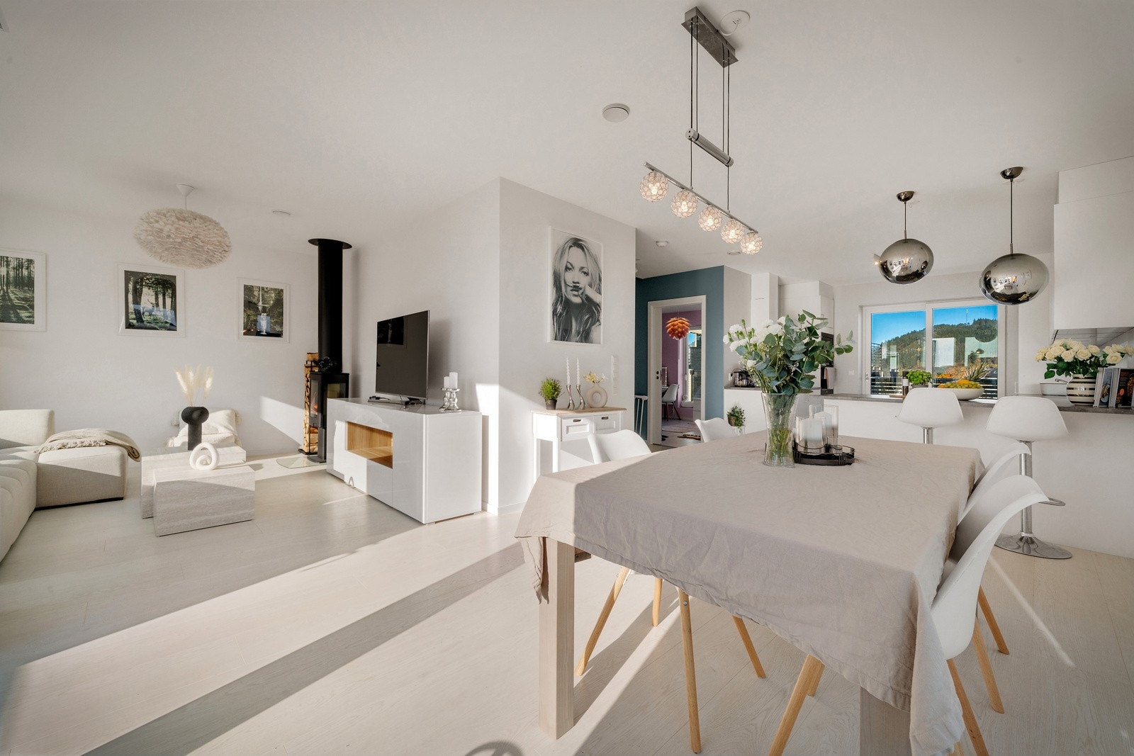 Stue/kjøkken er utformet i vinkel og lar seg enkelt innrede i forskjellige soner Galleribilde