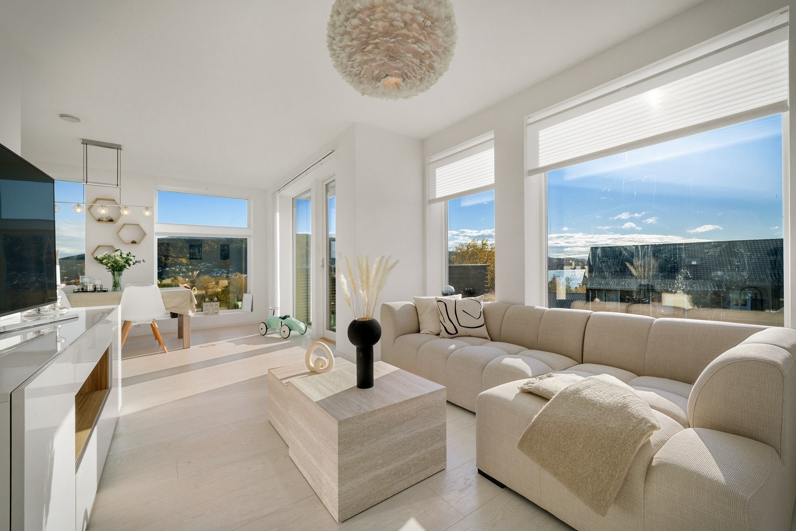 Vinduene er utstyrt med tilpasset solskjerming Galleribilde